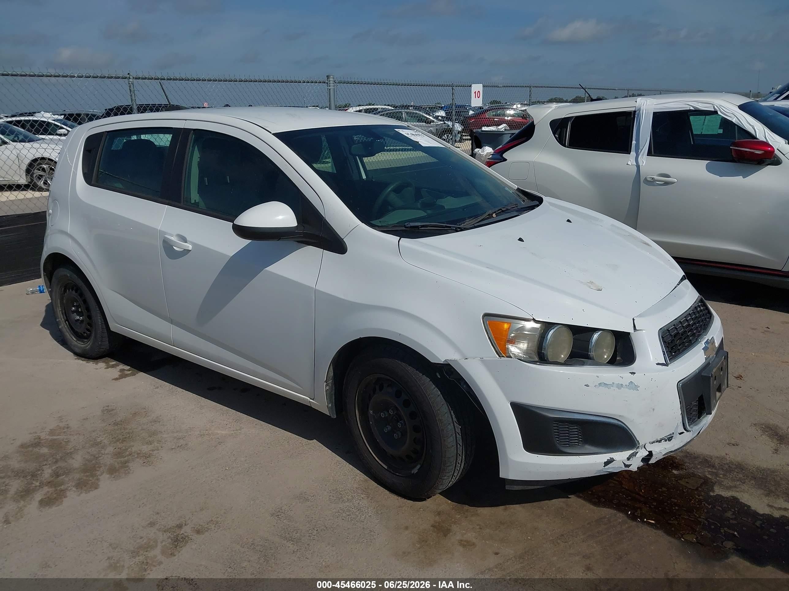 2015 Chevrolet Sonic Ls Auto White vin: 1G1JA6SH7F4172429