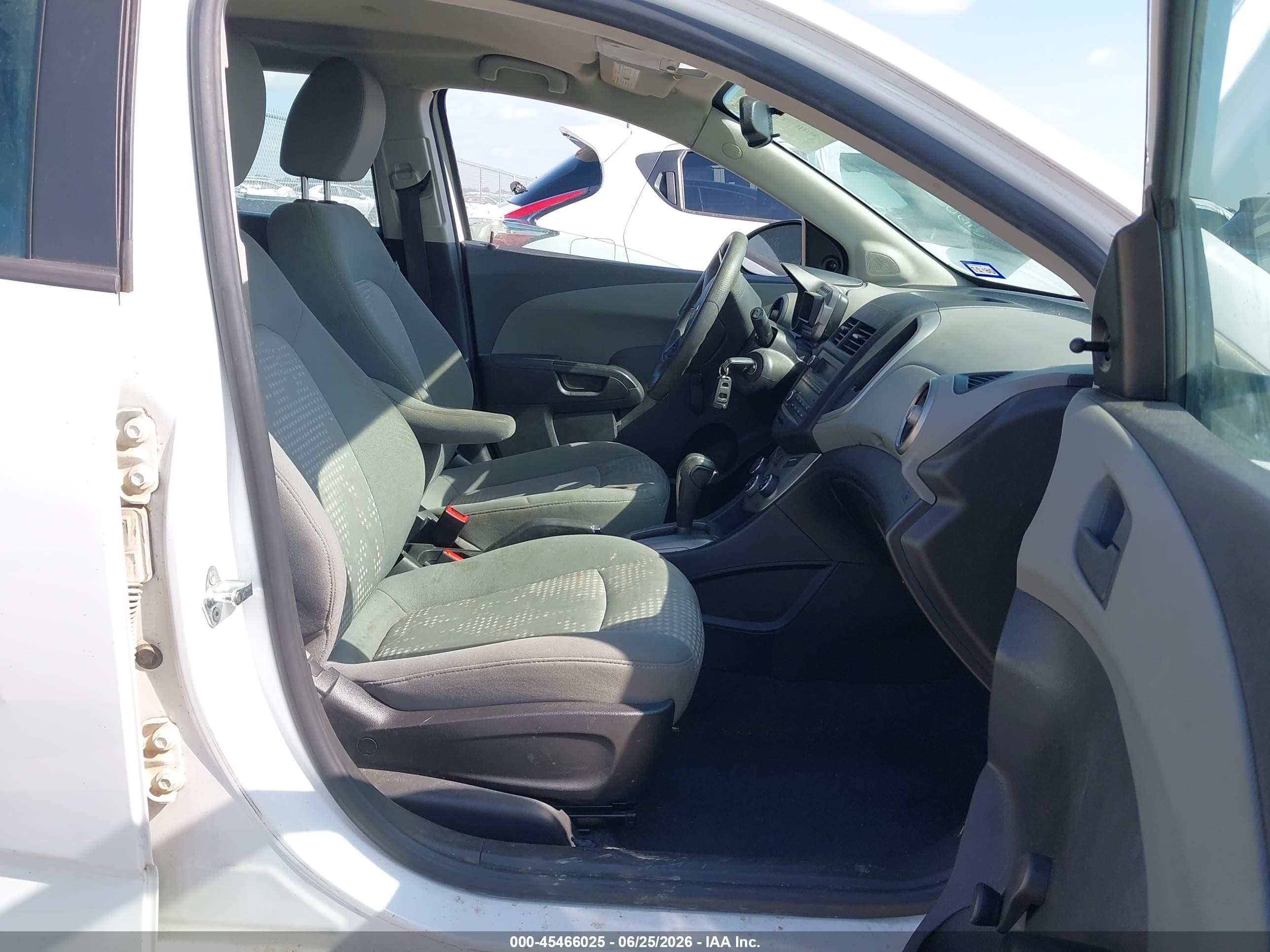 2015 Chevrolet Sonic Ls Auto White vin: 1G1JA6SH7F4172429