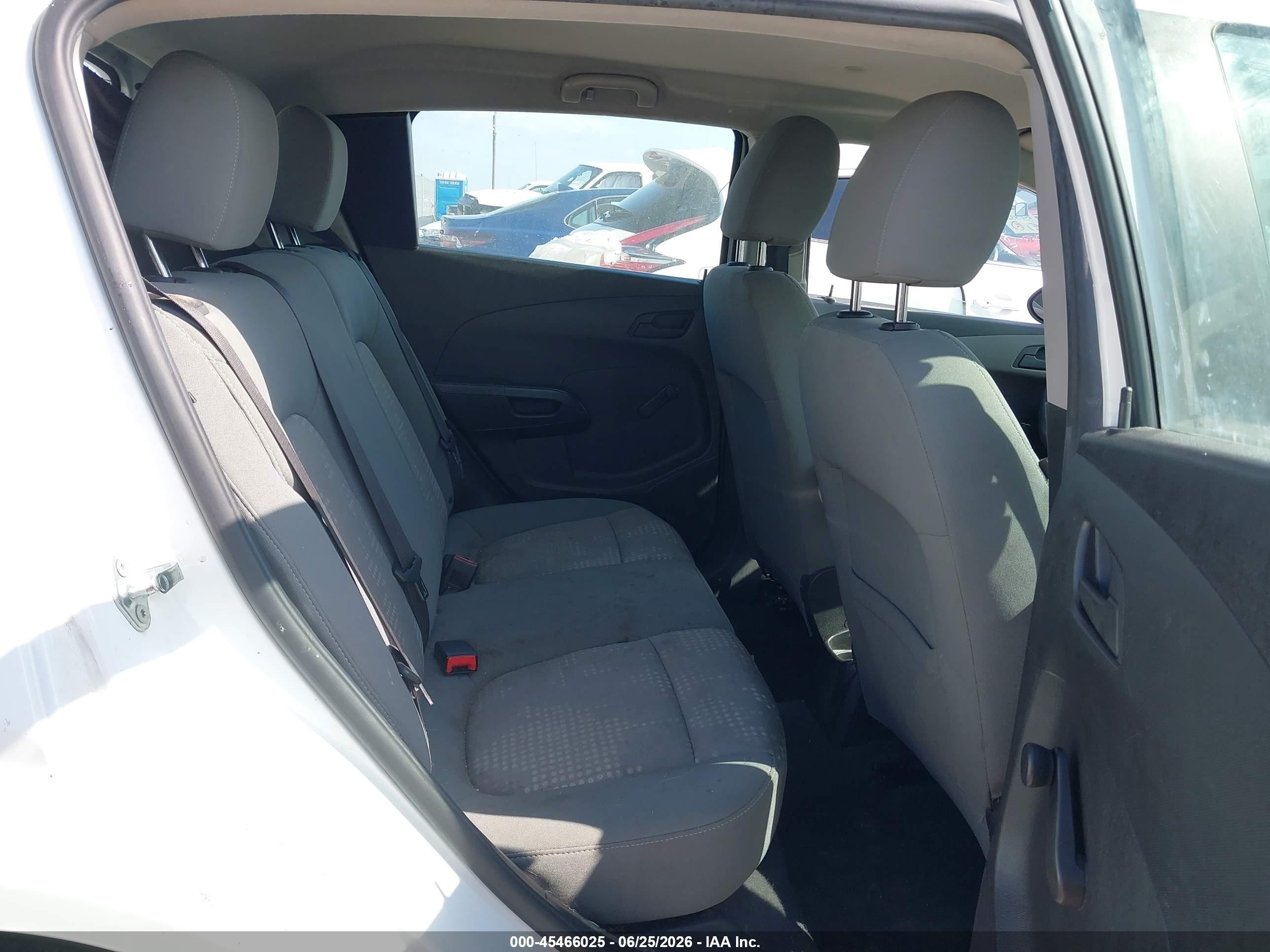 2015 Chevrolet Sonic Ls Auto White vin: 1G1JA6SH7F4172429