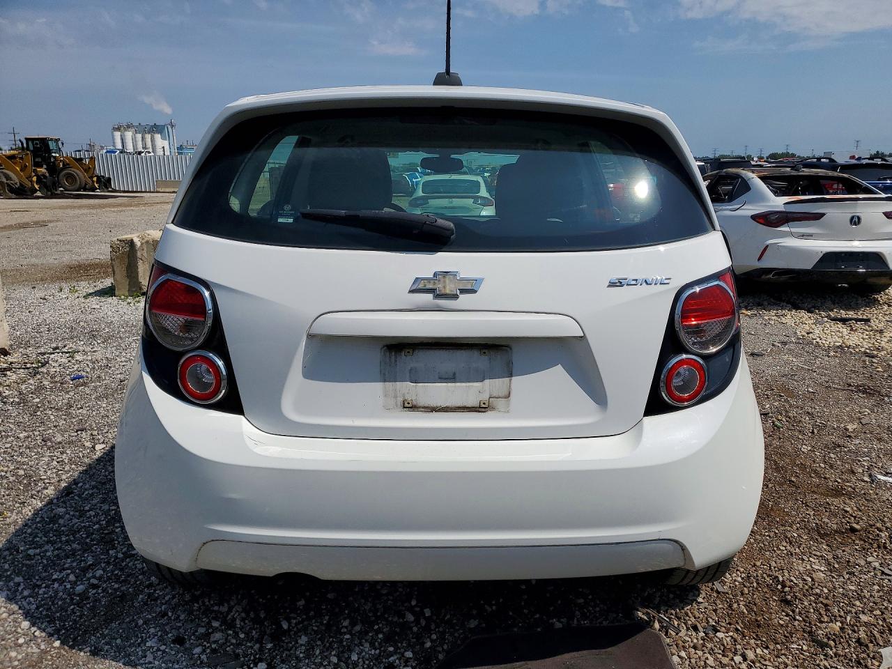 2015 Chevrolet Sonic Ls White vin: 1G1JA6SH8F4198005