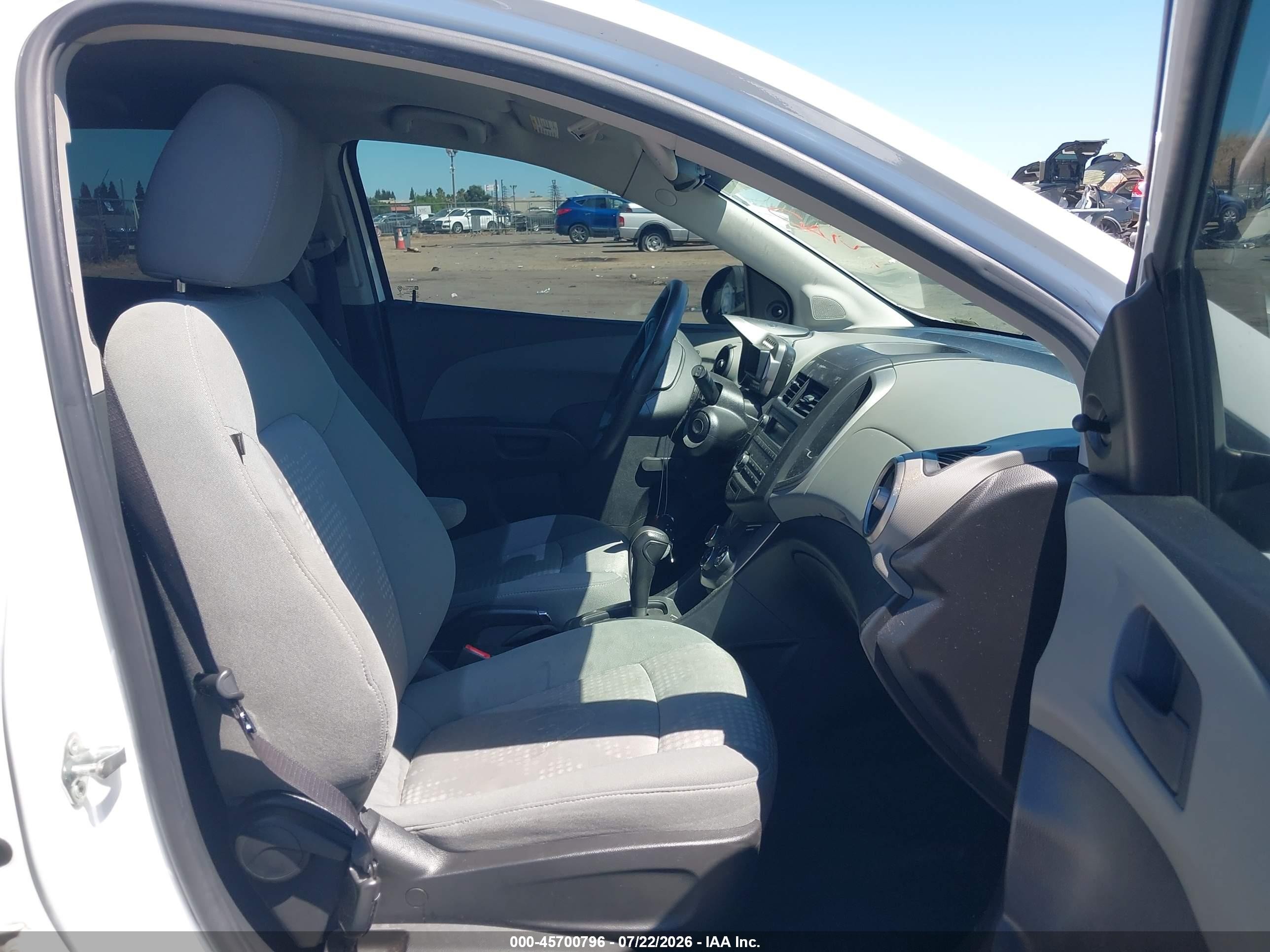 2015 Chevrolet Sonic Ls Auto Белый vin: 1G1JA6SHXF4159089