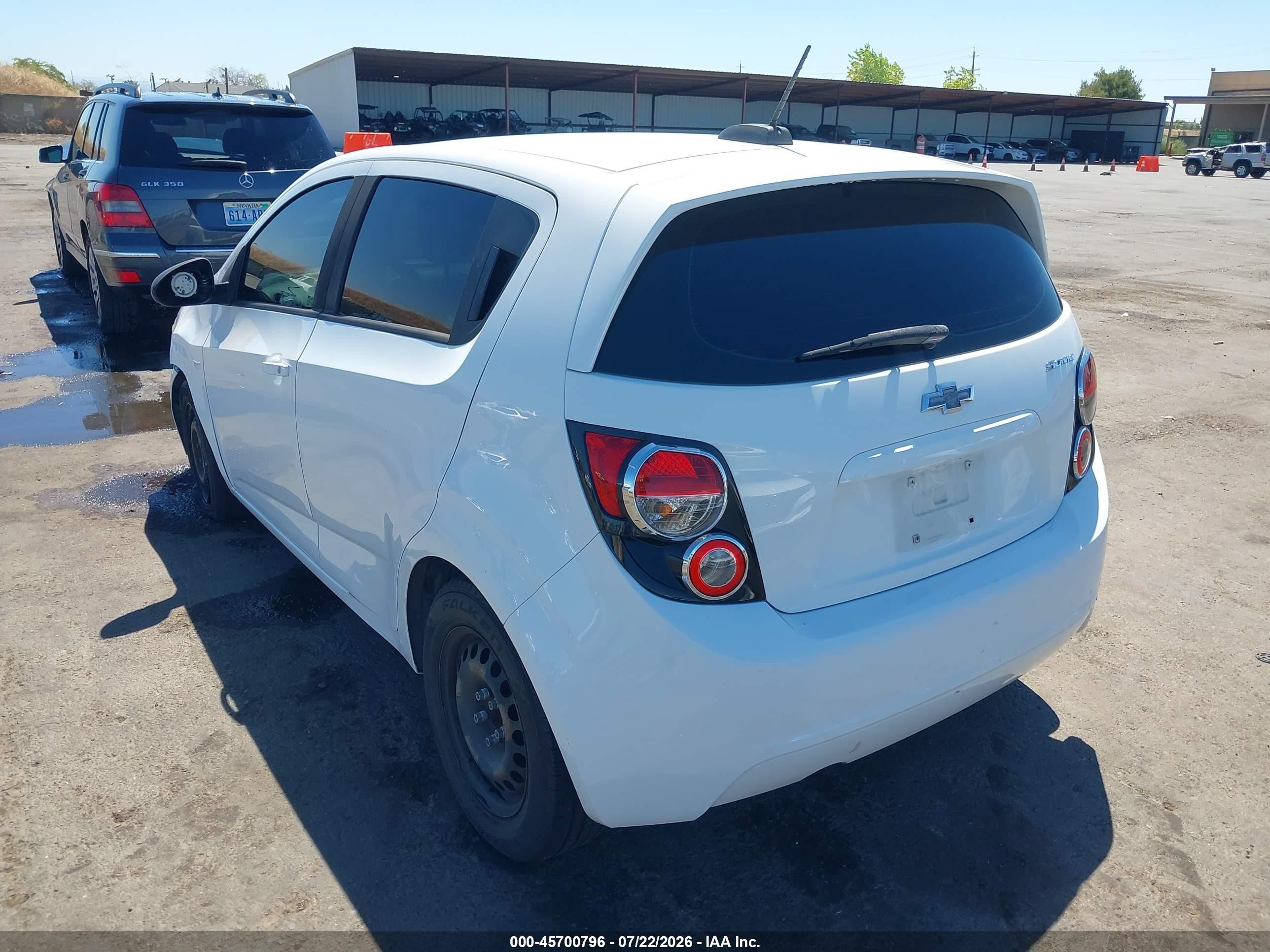 2015 Chevrolet Sonic Ls Auto Белый vin: 1G1JA6SHXF4159089