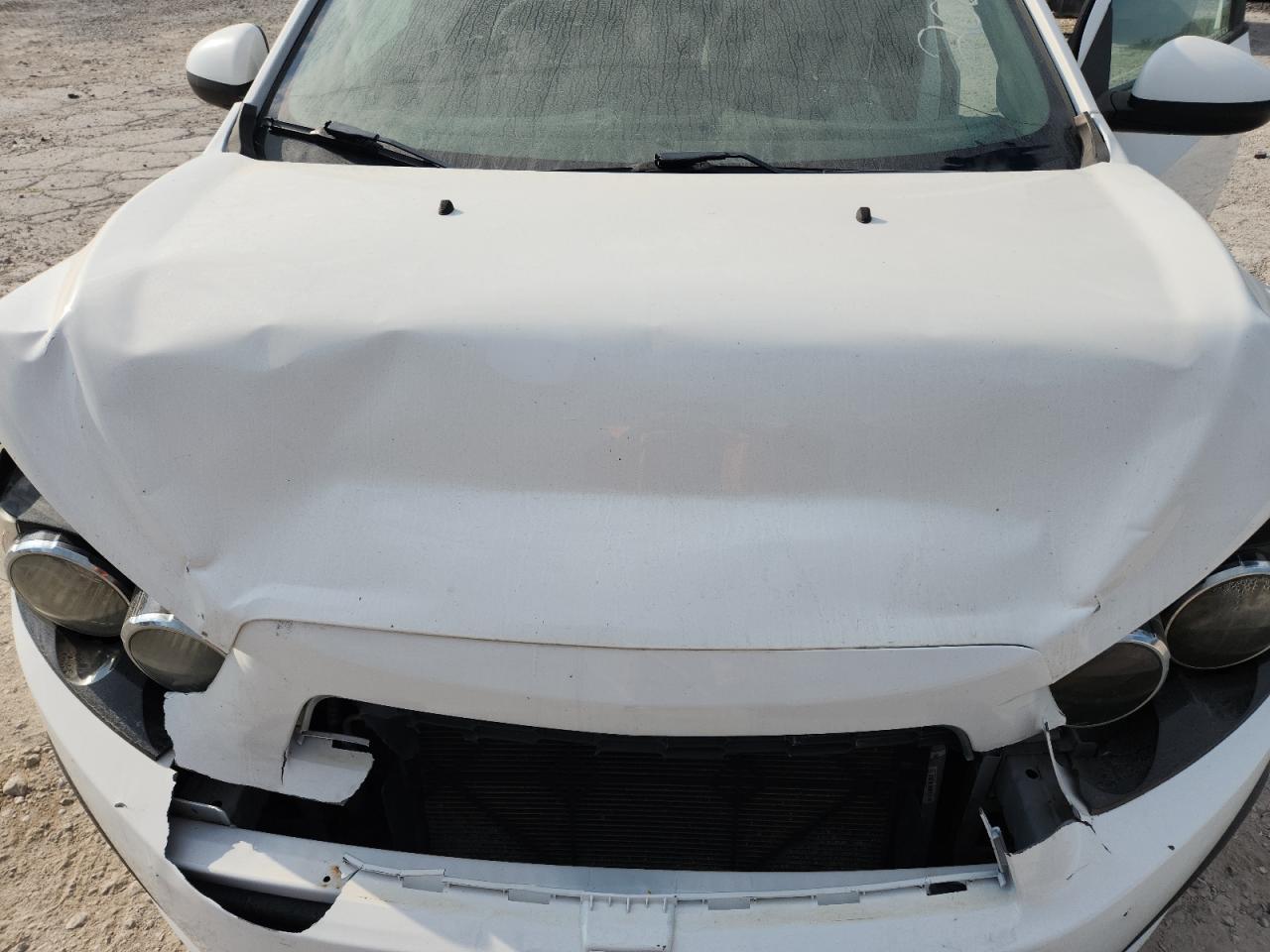 2015 Chevrolet Sonic Ls Белый vin: 1G1JA6SHXF4206332 Damage: Left Front Rail, Kinked, 5 To 6 Inches