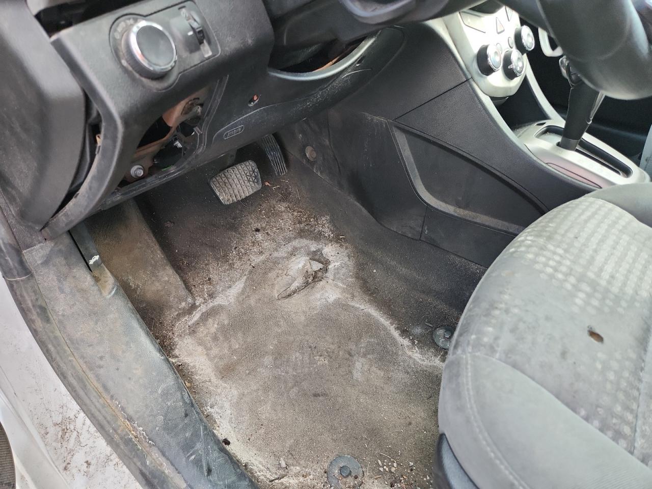2015 Chevrolet Sonic Ls Белый vin: 1G1JA6SHXF4206332 Damage: Left Front Carpet, Torn, 7 To 8 Inches