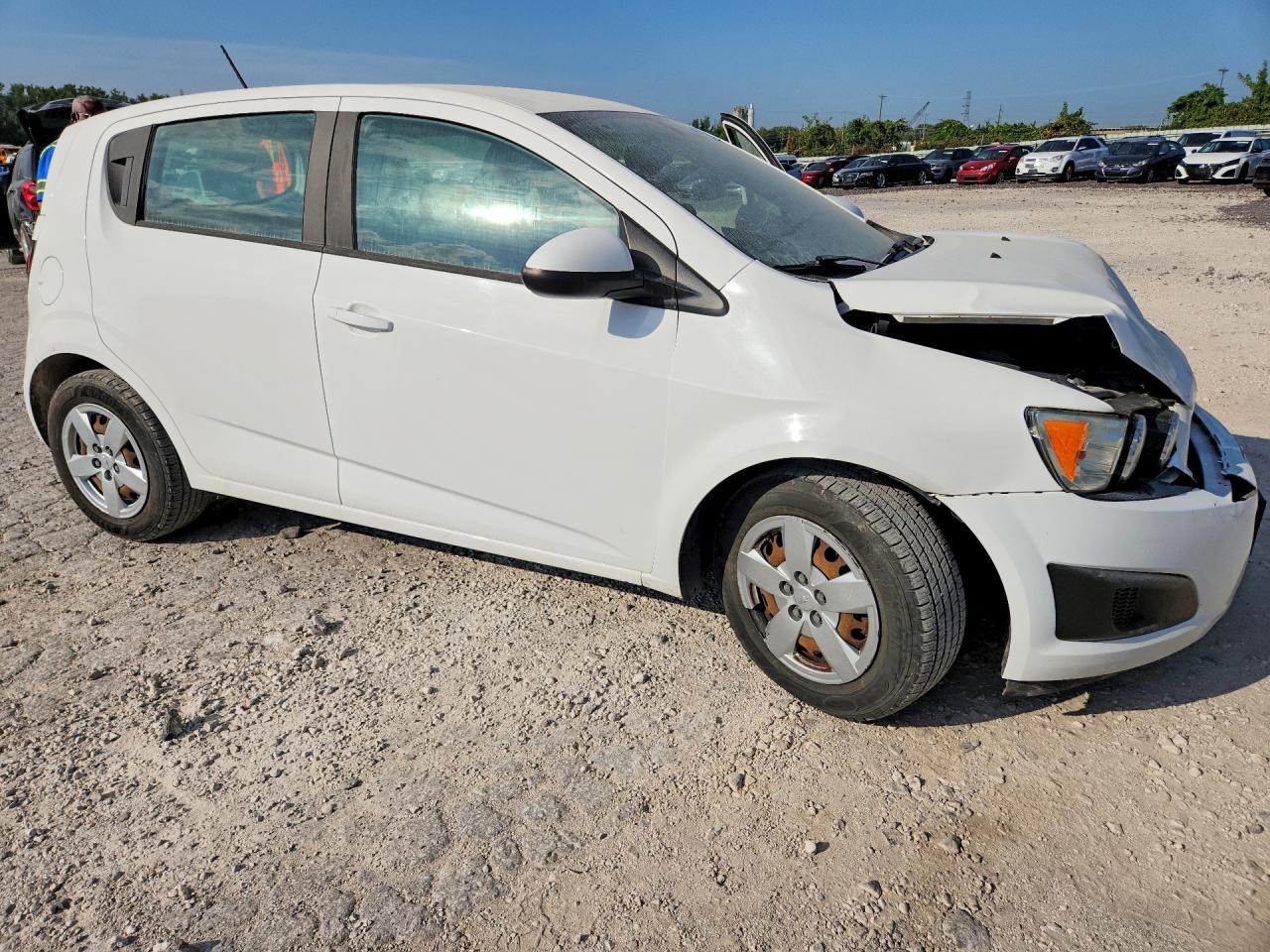 2015 Chevrolet Sonic Ls Белый vin: 1G1JA6SHXF4206332