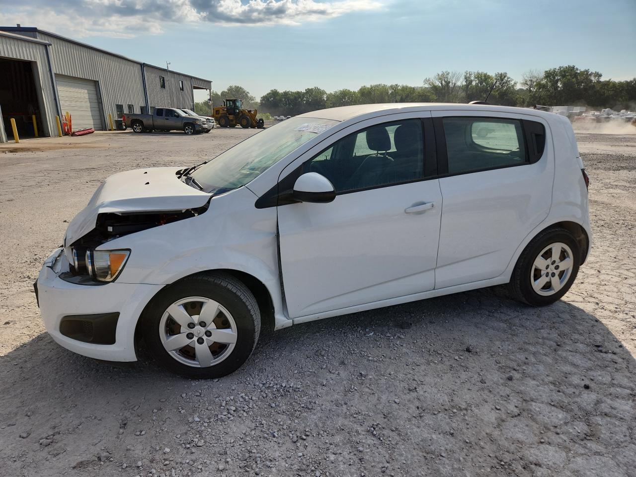 2015 Chevrolet Sonic Ls Белый vin: 1G1JA6SHXF4206332 Damage: Left Front Fender, Severe Damage, Replacement Required
