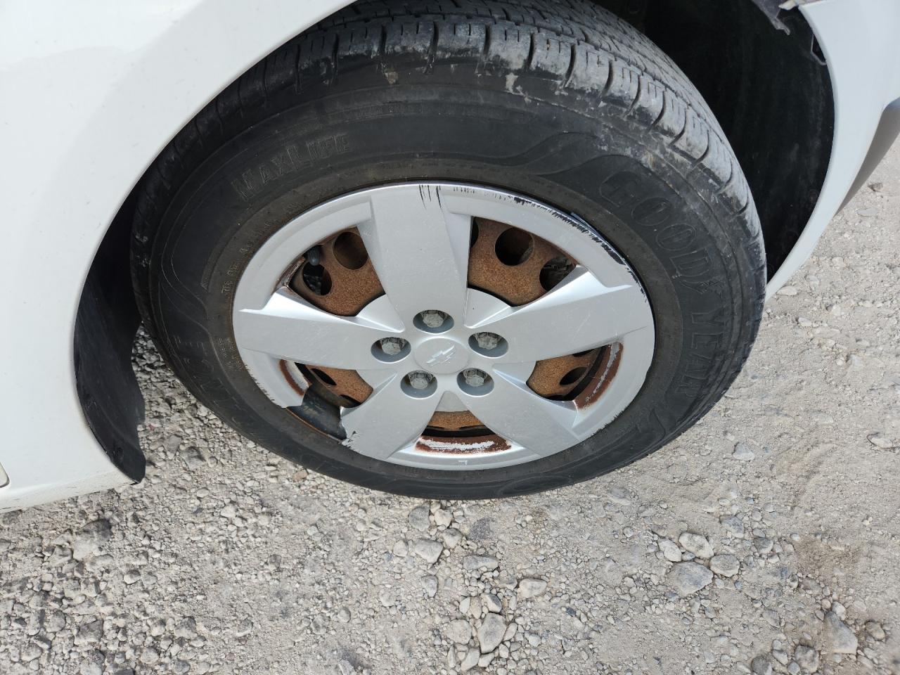 2015 Chevrolet Sonic Ls Белый vin: 1G1JA6SHXF4206332 Damage: Right Front Wheel Cover, Broken, Replacement Required