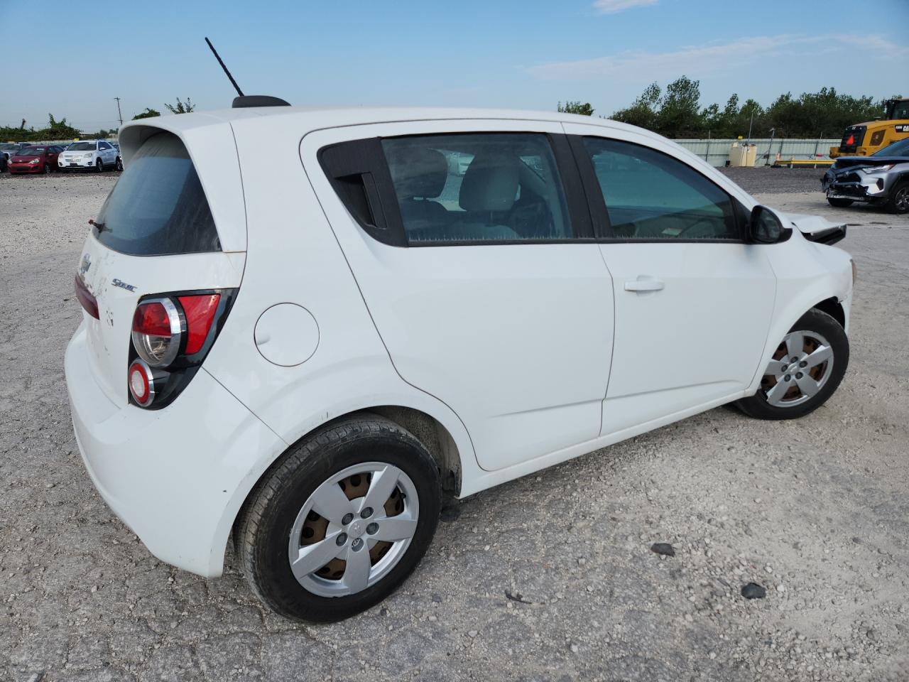 2015 Chevrolet Sonic Ls Белый vin: 1G1JA6SHXF4206332 Damage: Right Qtr Panel, Heavy Scratch, 4 To 5 Inches