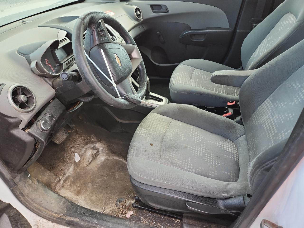 2015 Chevrolet Sonic Ls Белый vin: 1G1JA6SHXF4206332 Damage: Left Front Seat Cushion, Burn Hole, 1/2 To 1 Inch
