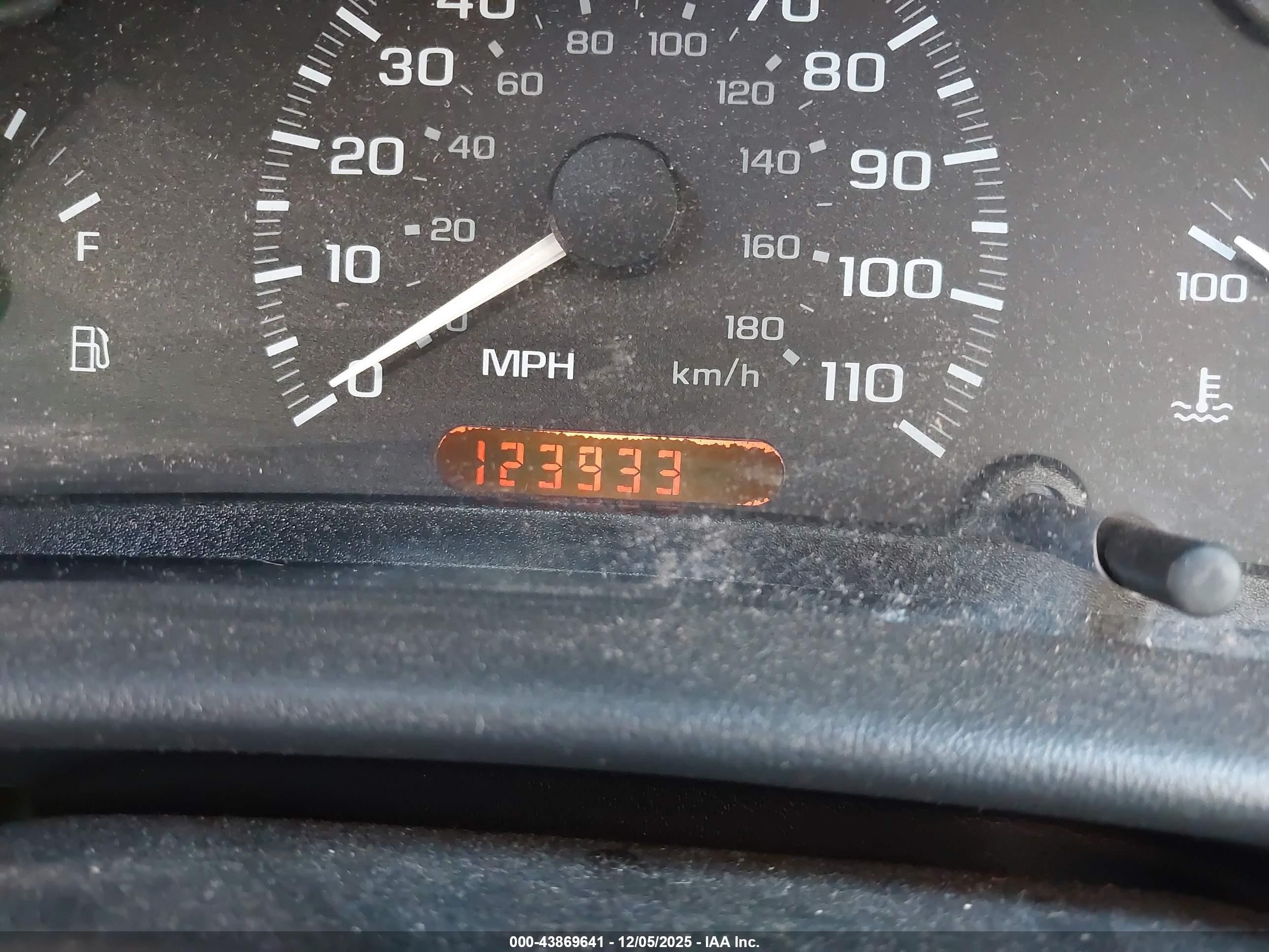 2000 Chevrolet Cavalier   Green vin: 1G1JC5244Y7389407