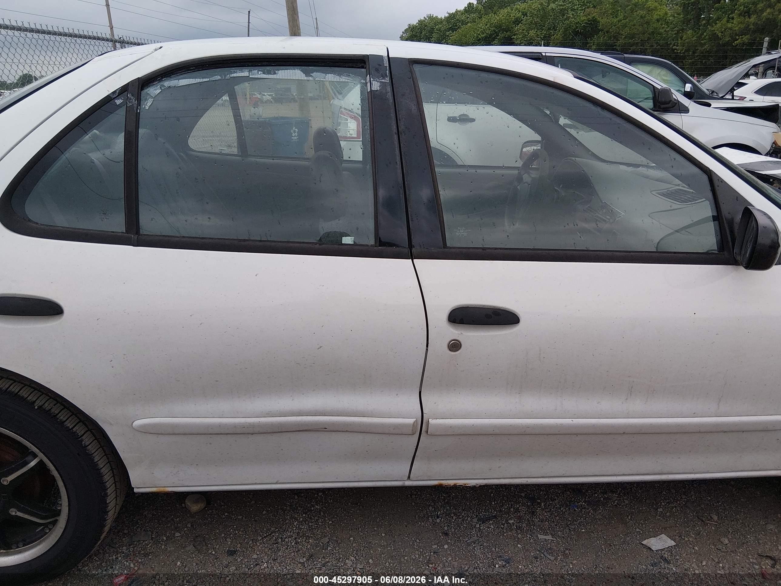 2005 Chevrolet Cavalier   Белый vin: 1G1JC52F357154641