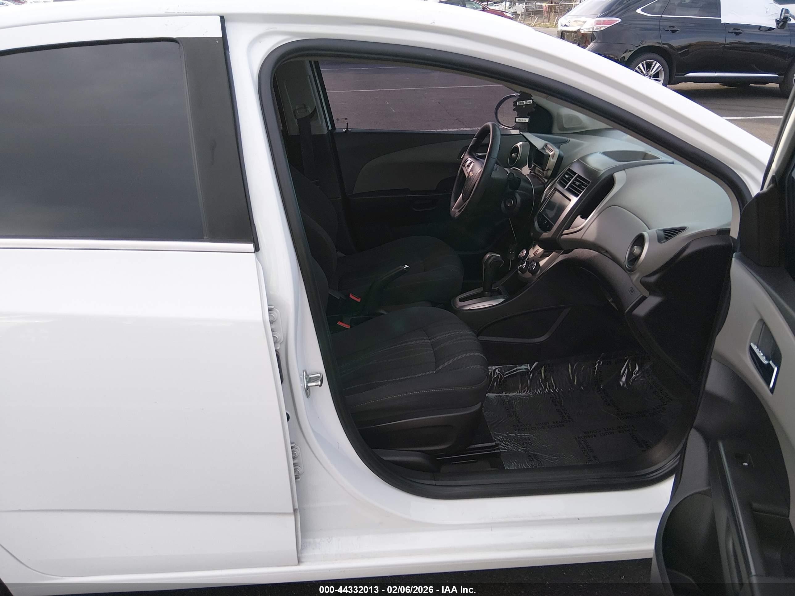 2016 Chevrolet Sonic Lt Auto White vin: 1G1JC5SB3G4106302