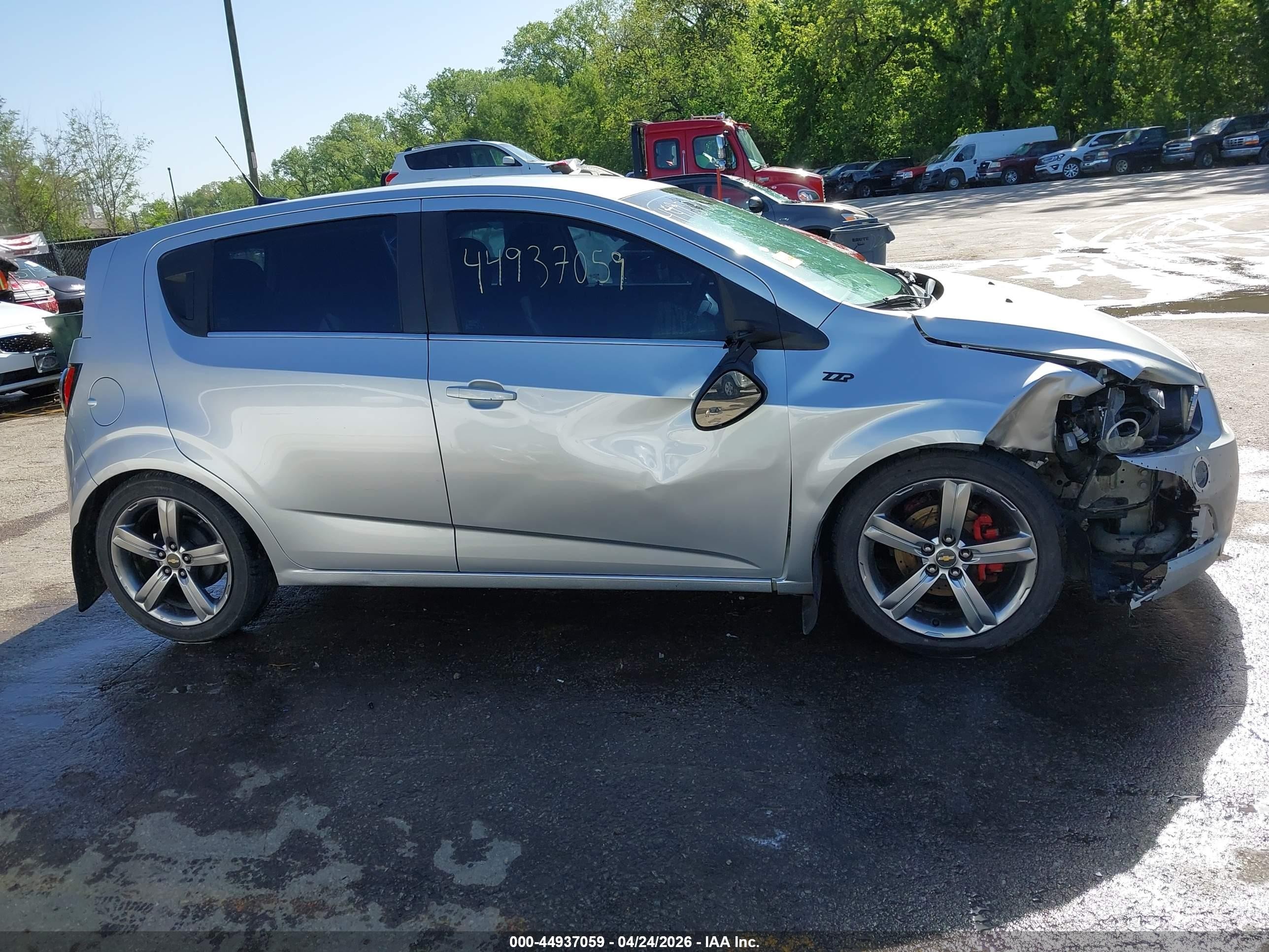 2014 Chevrolet Sonic Lt Auto Серебряный vin: 1G1JC6SB0E4179369