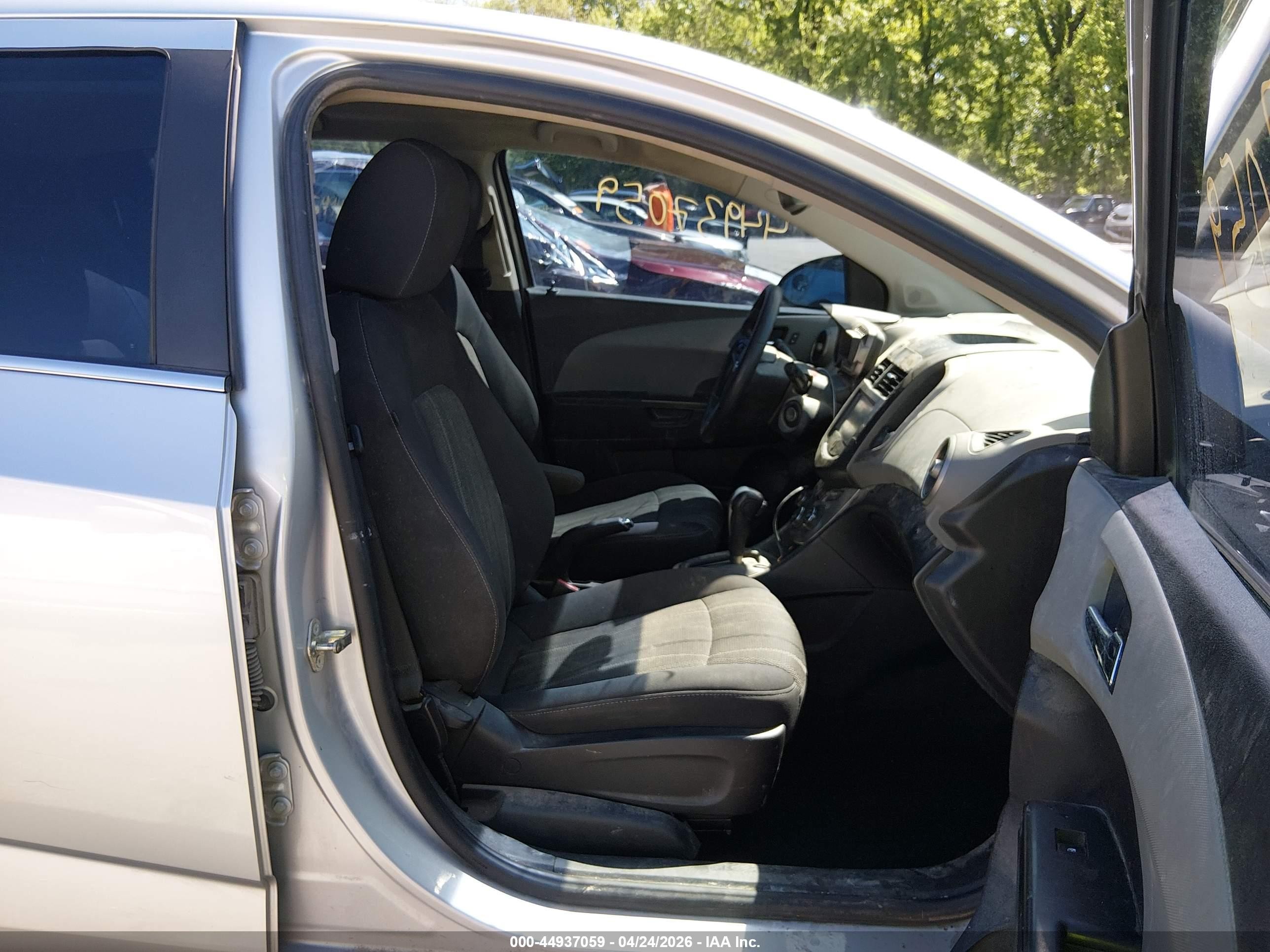 2014 Chevrolet Sonic Lt Auto Серебряный vin: 1G1JC6SB0E4179369