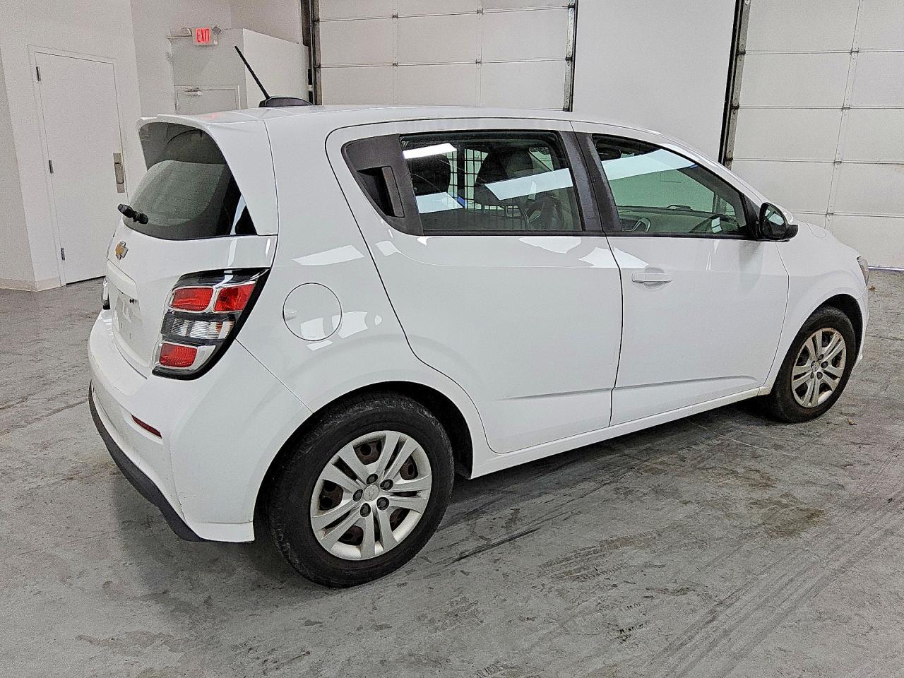 2019 Chevrolet Sonic White vin: 1G1JG6SB5K4122357