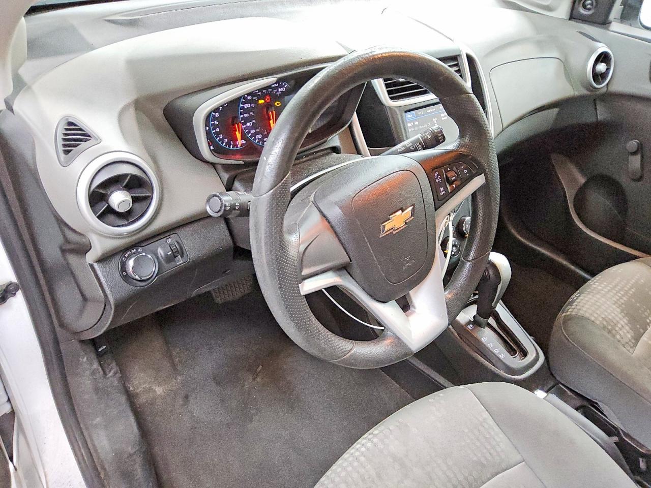 2019 Chevrolet Sonic White vin: 1G1JG6SB5K4122357