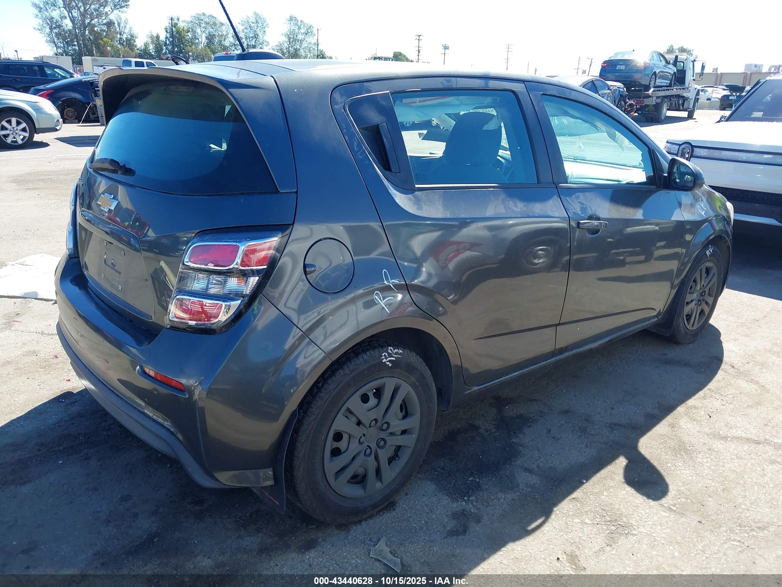 2018 Chevrolet Sonic Lt Auto Серый vin: 1G1JG6SH0J4103945