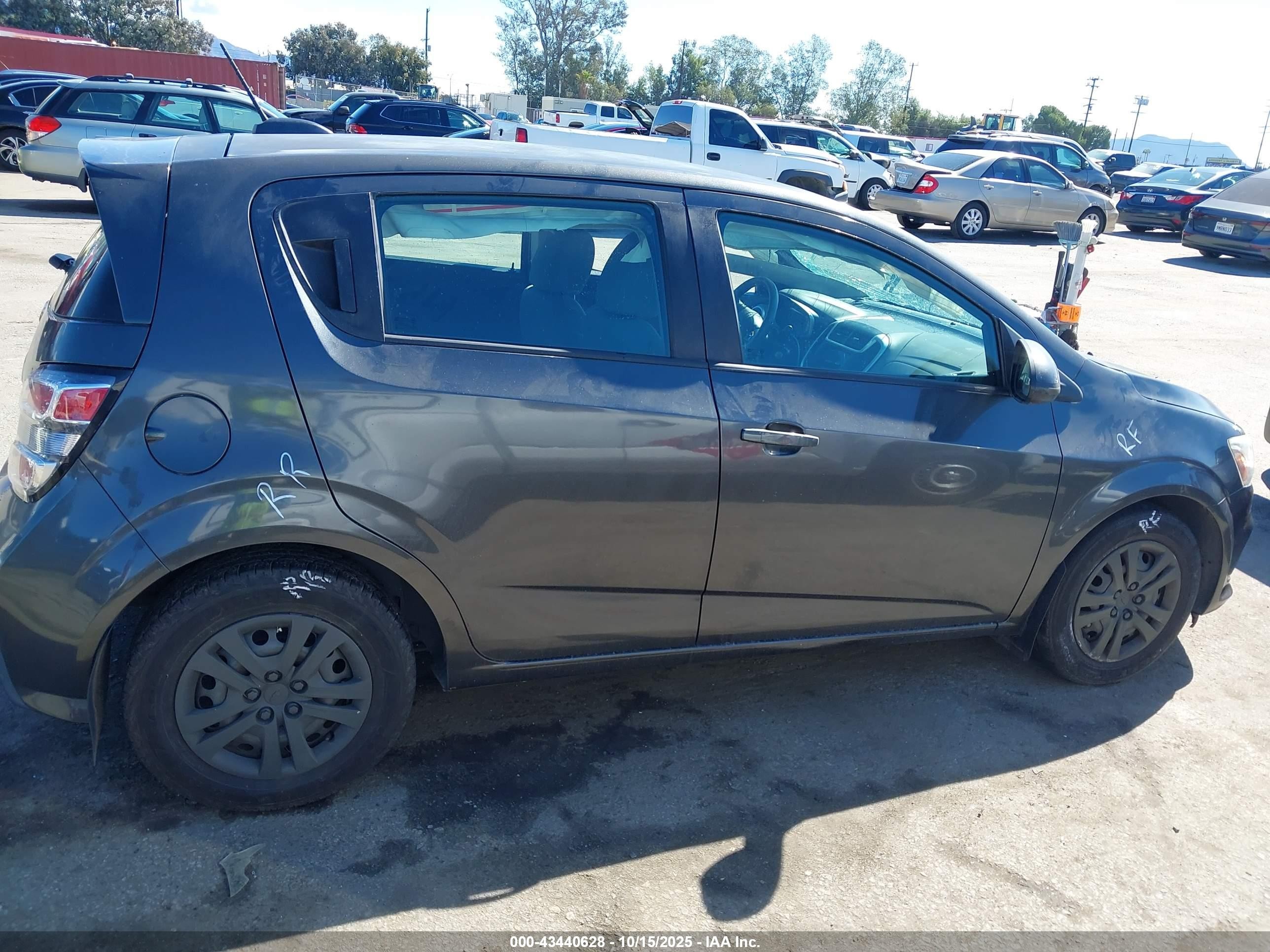2018 Chevrolet Sonic Lt Auto Серый vin: 1G1JG6SH0J4103945
