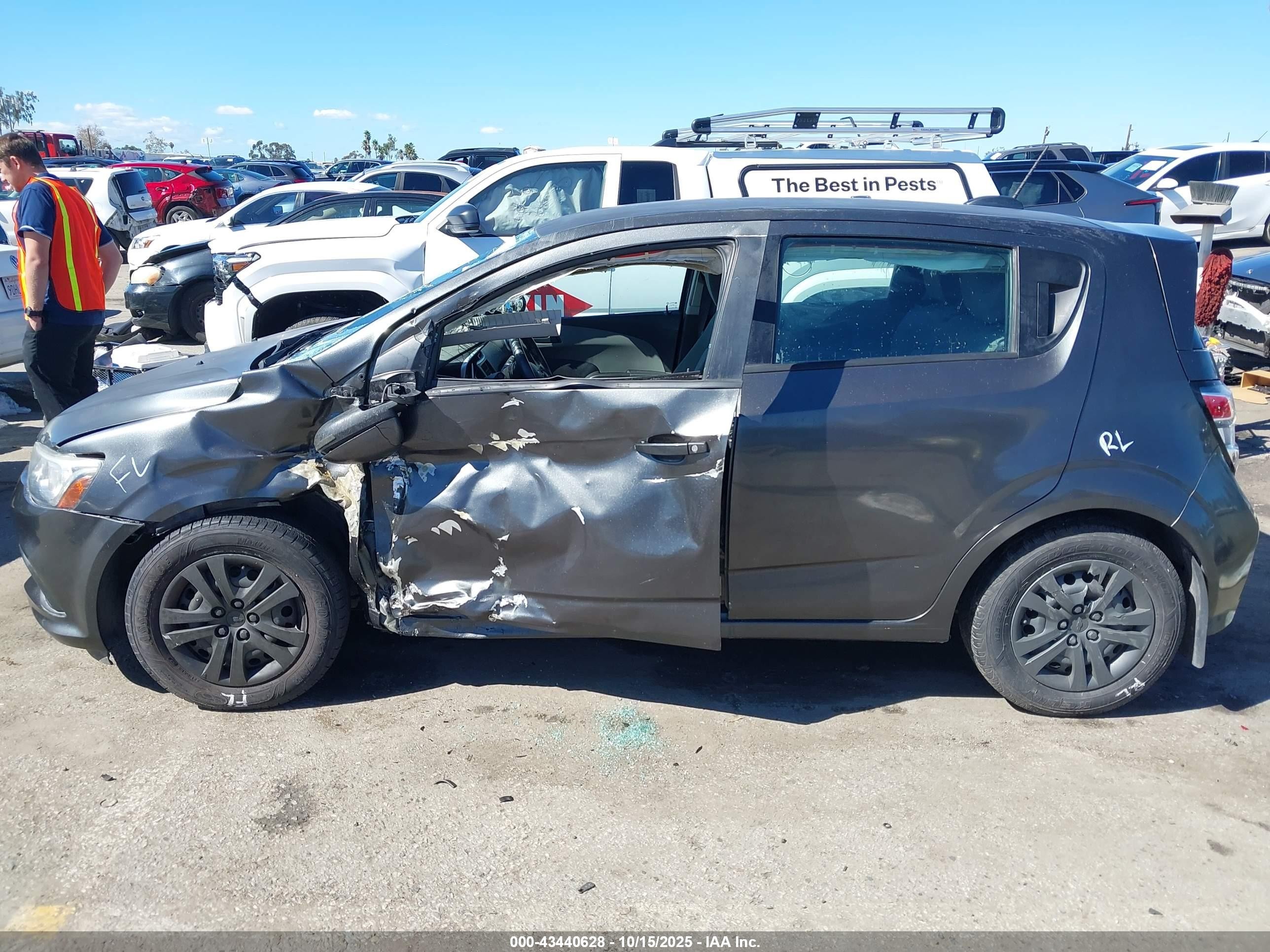 2018 Chevrolet Sonic Lt Auto Серый vin: 1G1JG6SH0J4103945