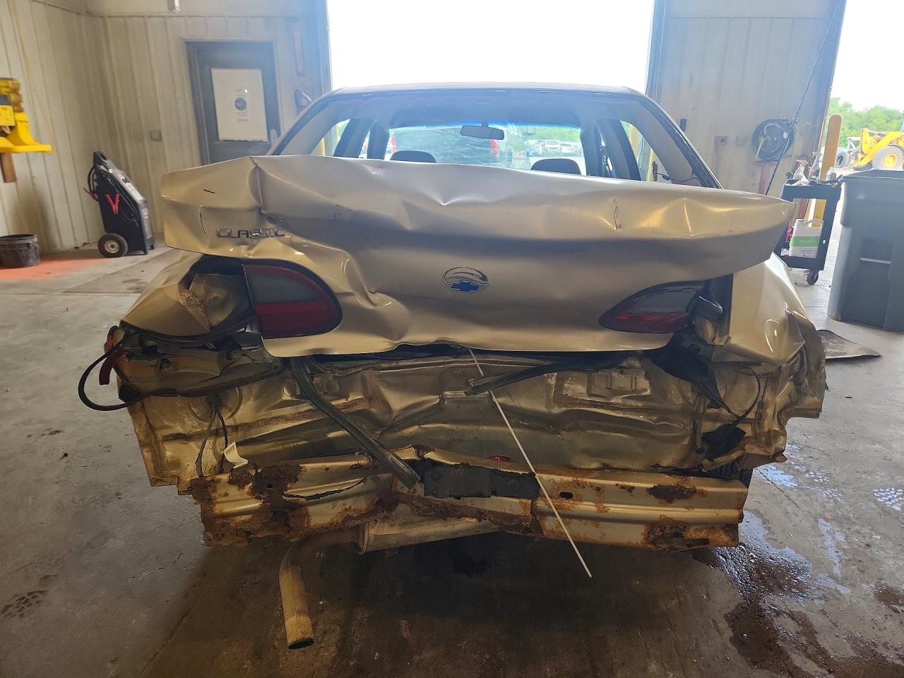 2004 Chevrolet Classic Gold vin: 1G1ND52F14M651783