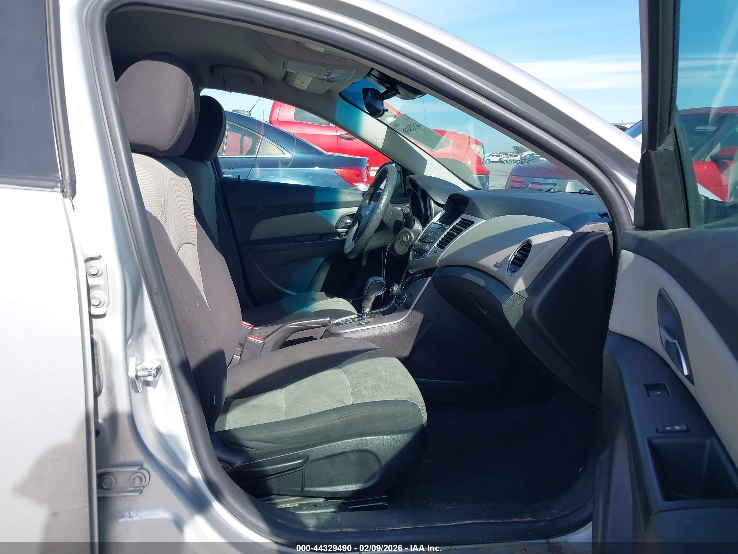 2015 Chevrolet Cruze Ls Auto Серебряный vin: 1G1PA5SG1F7235809