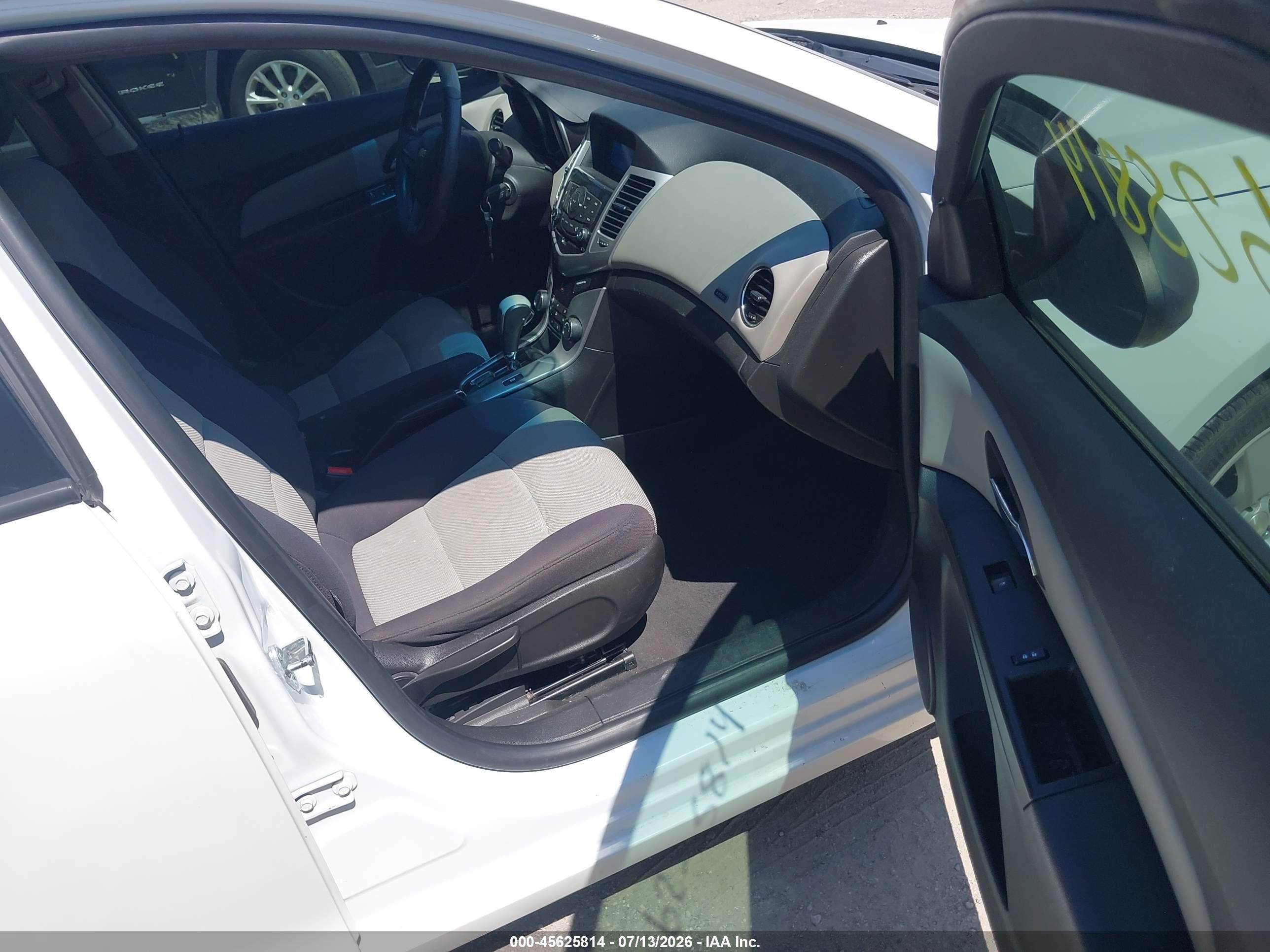 2015 Chevrolet Cruze Ls Auto White vin: 1G1PA5SG2F7254692