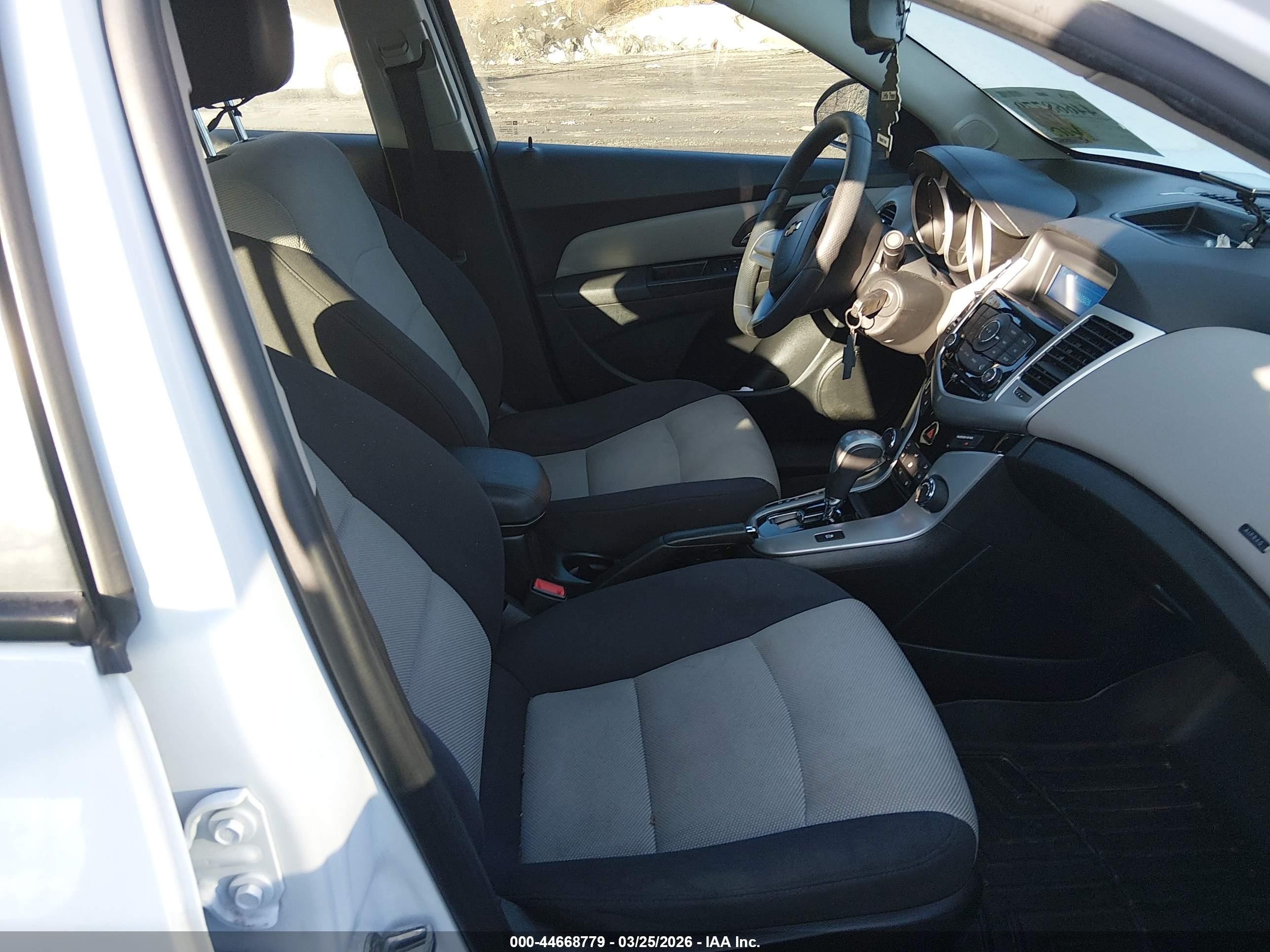 2013 Chevrolet Cruze Ls Auto White vin: 1G1PA5SG7D7154147