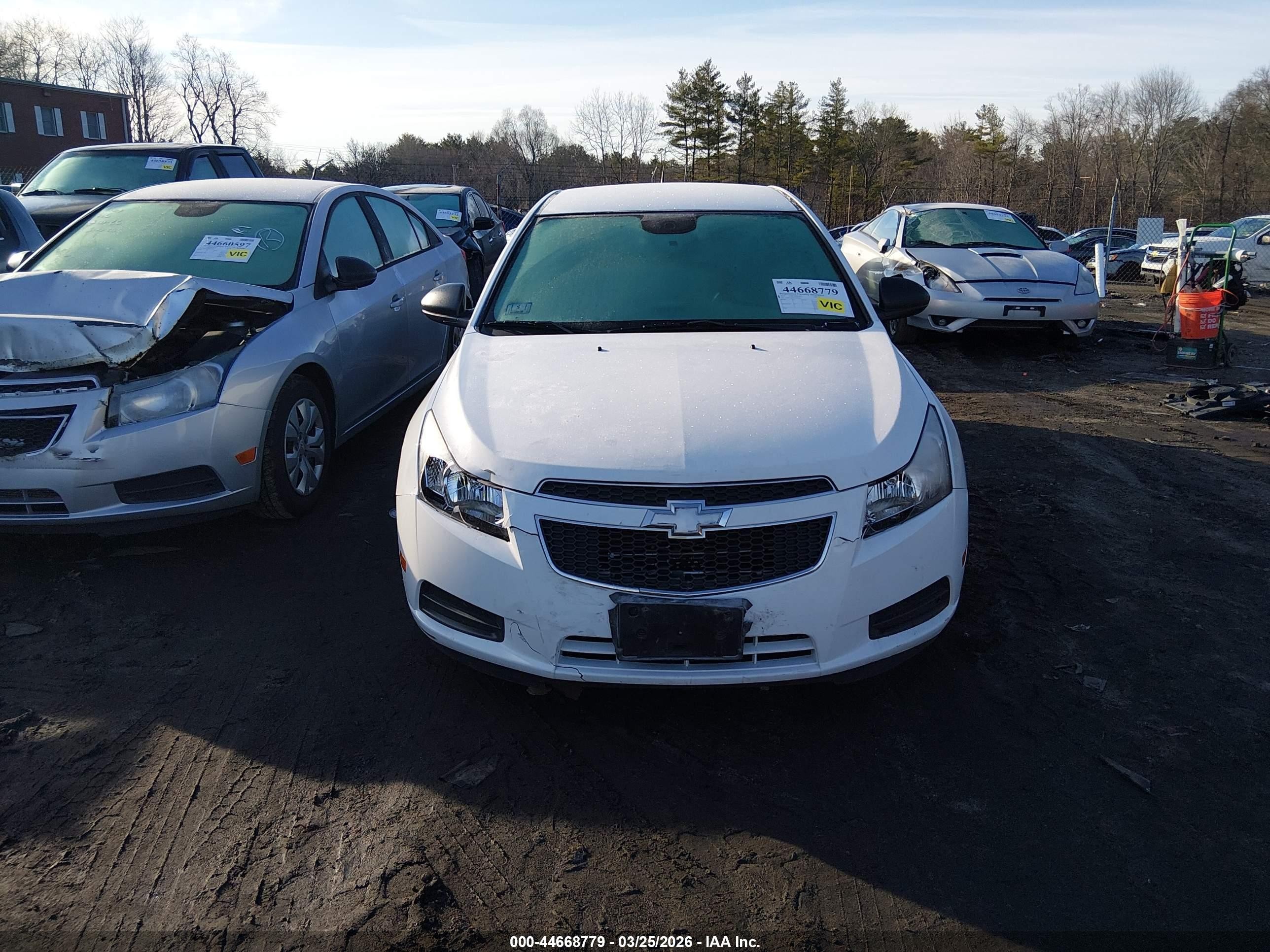 2013 Chevrolet Cruze Ls Auto White vin: 1G1PA5SG7D7154147