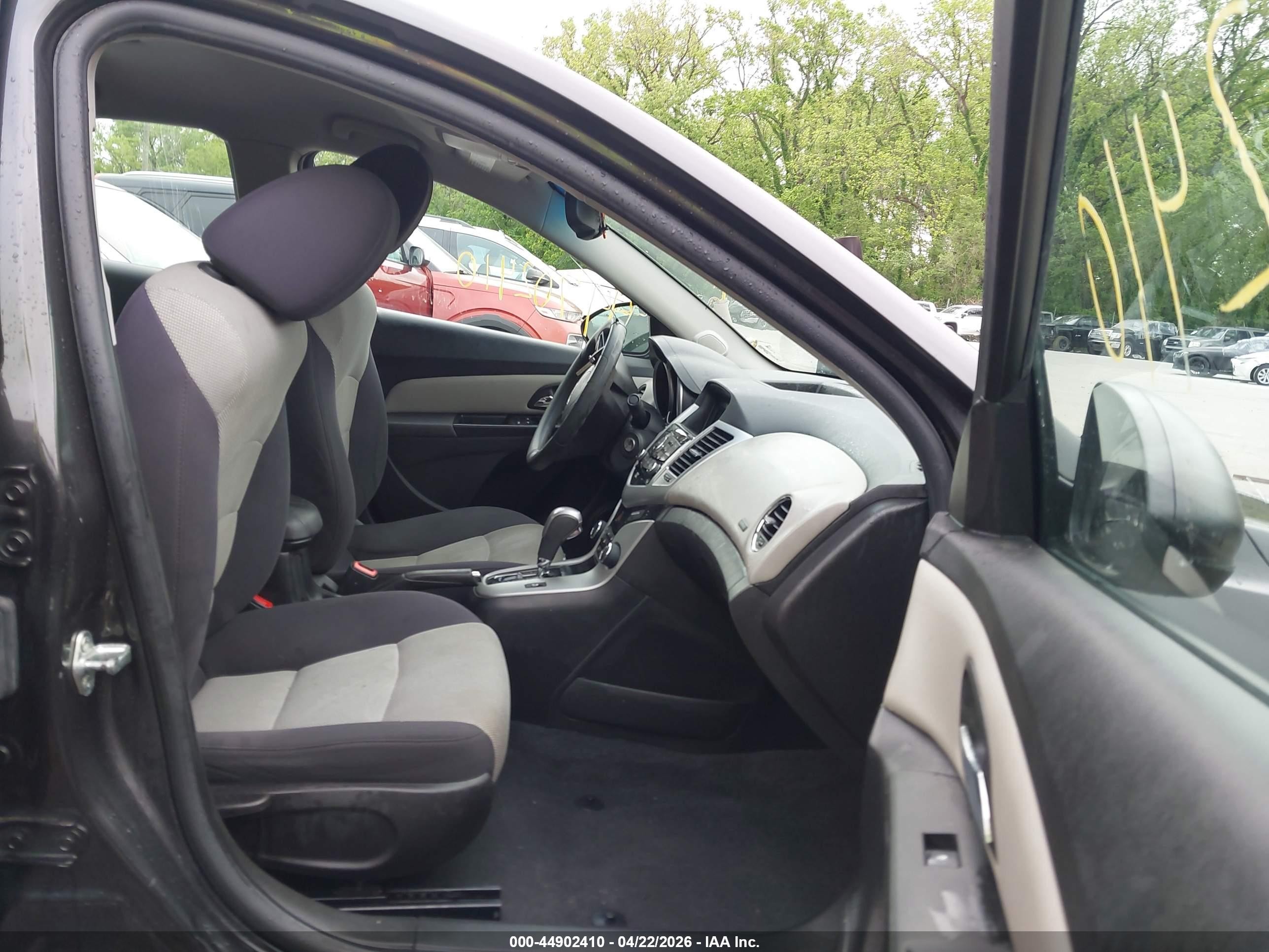 2014 Chevrolet Cruze Ls Auto Серый vin: 1G1PA5SH2E7234885