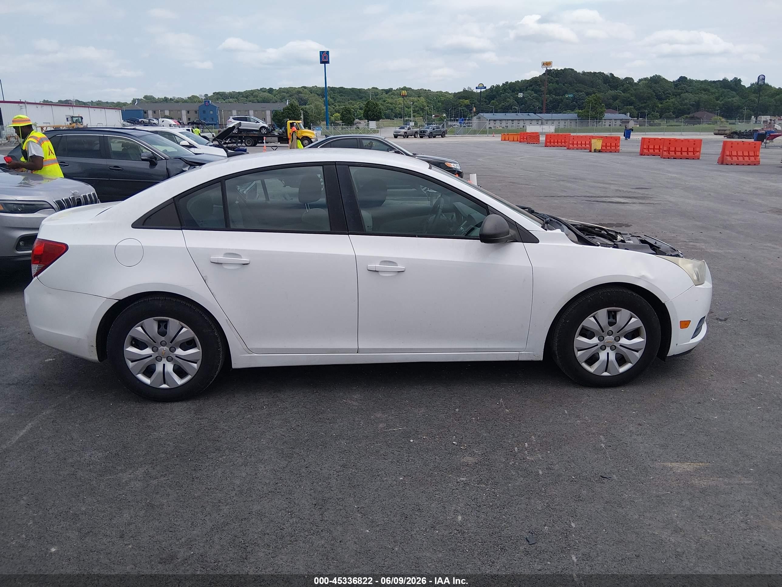 2013 Chevrolet Cruze Ls Auto White vin: 1G1PA5SH3D7124412
