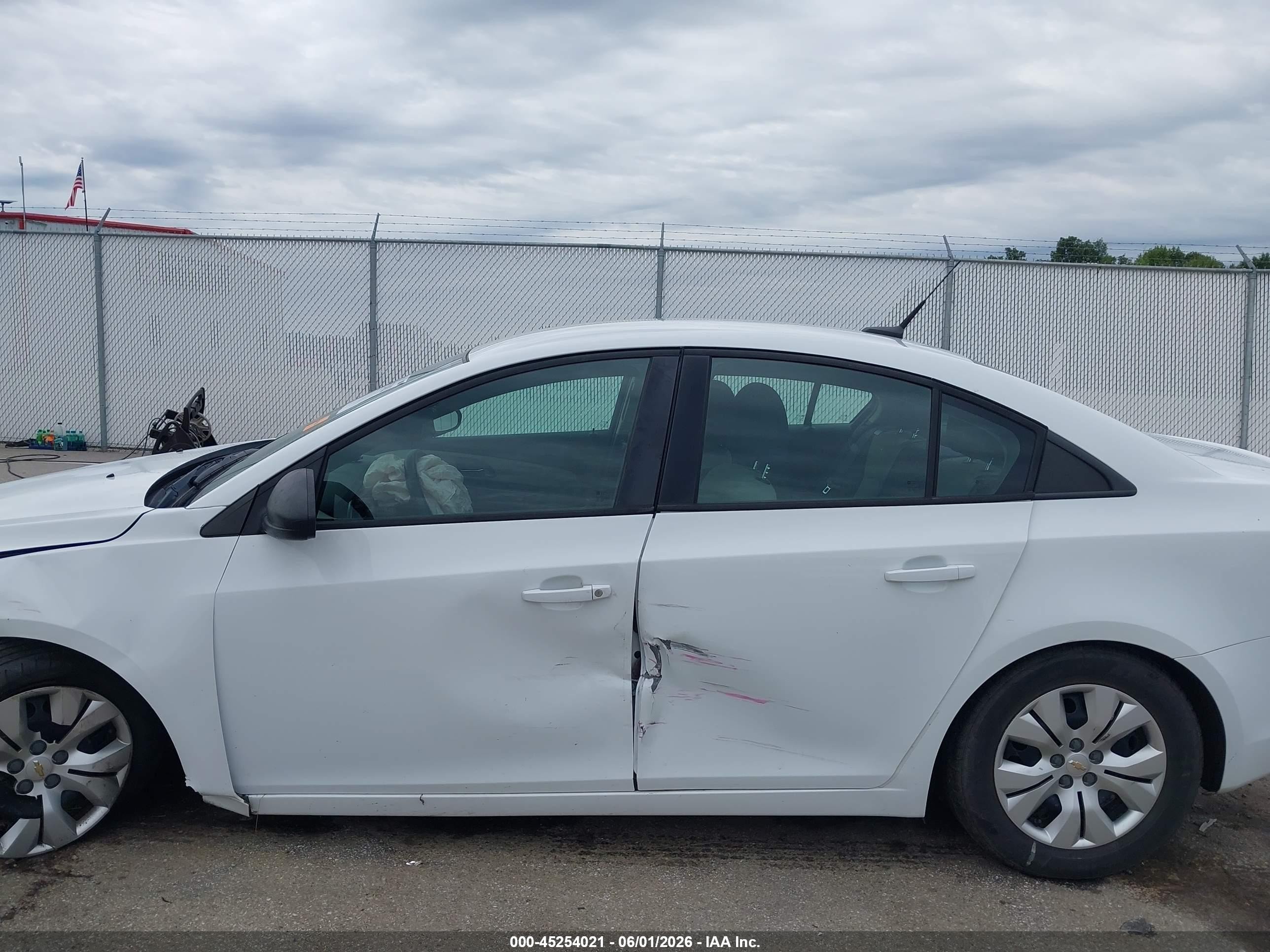 2013 Chevrolet Cruze Ls Auto White vin: 1G1PA5SH3D7153957