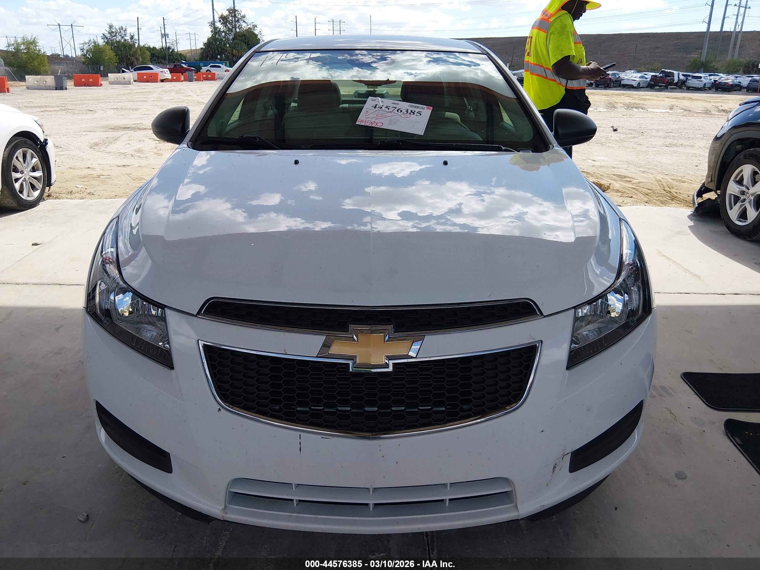 2014 Chevrolet Cruze Ls Auto White vin: 1G1PA5SH7E7215006