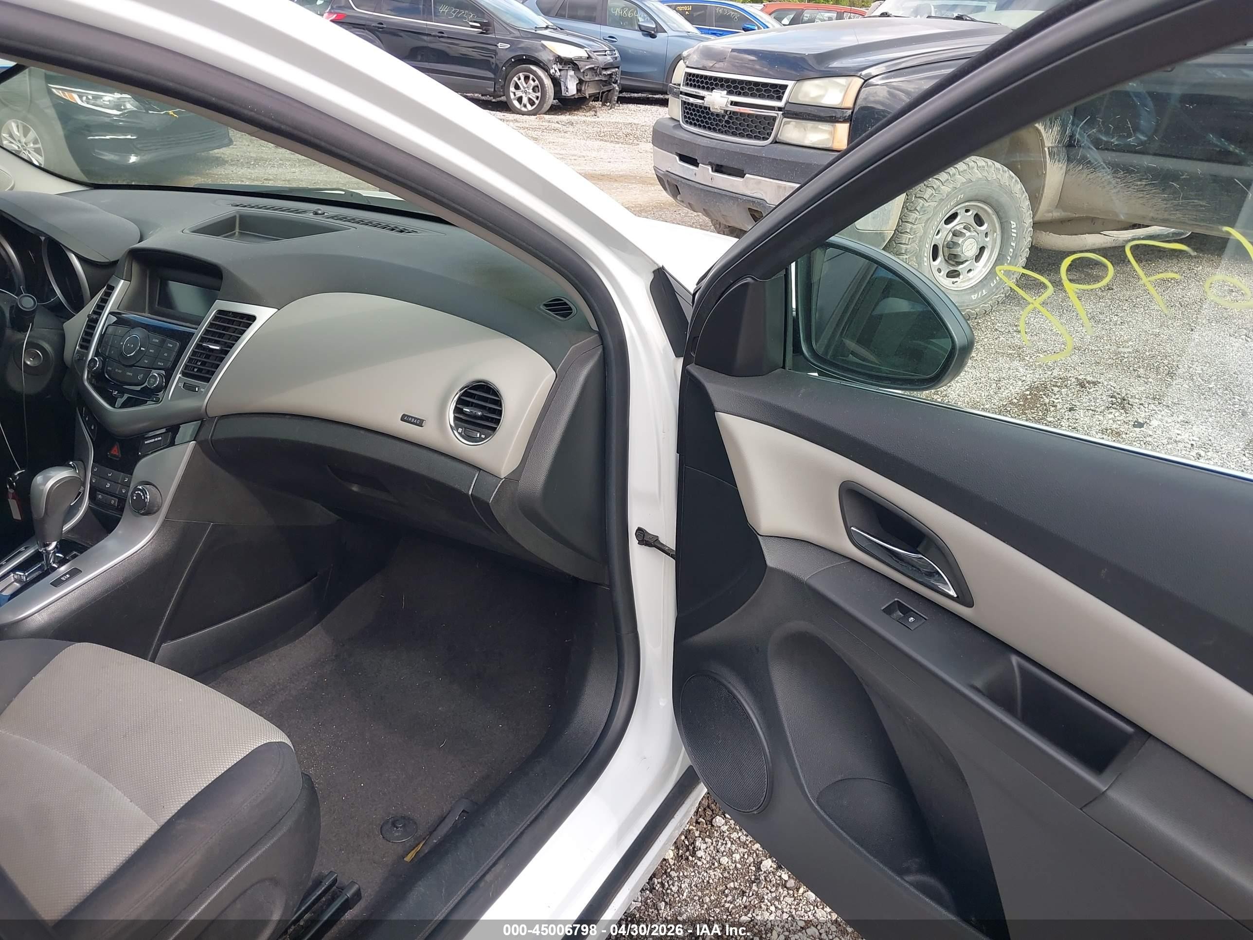 2012 Chevrolet Cruze Ls White vin: 1G1PC5SH1C7277072