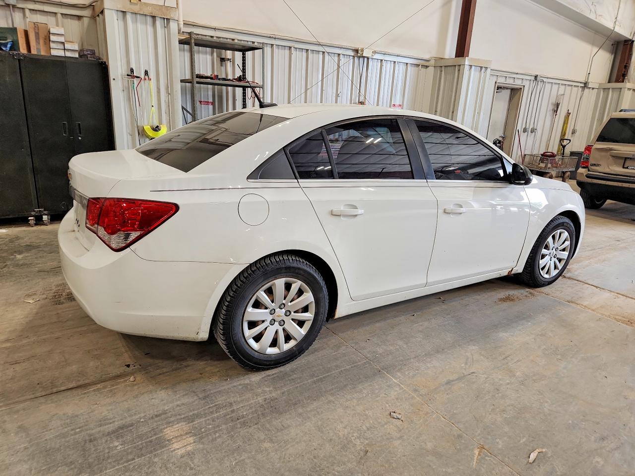2011 Chevrolet Cruze Ls White vin: 1G1PC5SH5B7129666