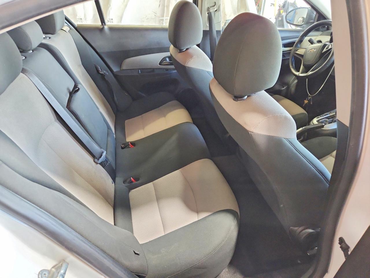 2011 Chevrolet Cruze Ls White vin: 1G1PC5SH8B7297690