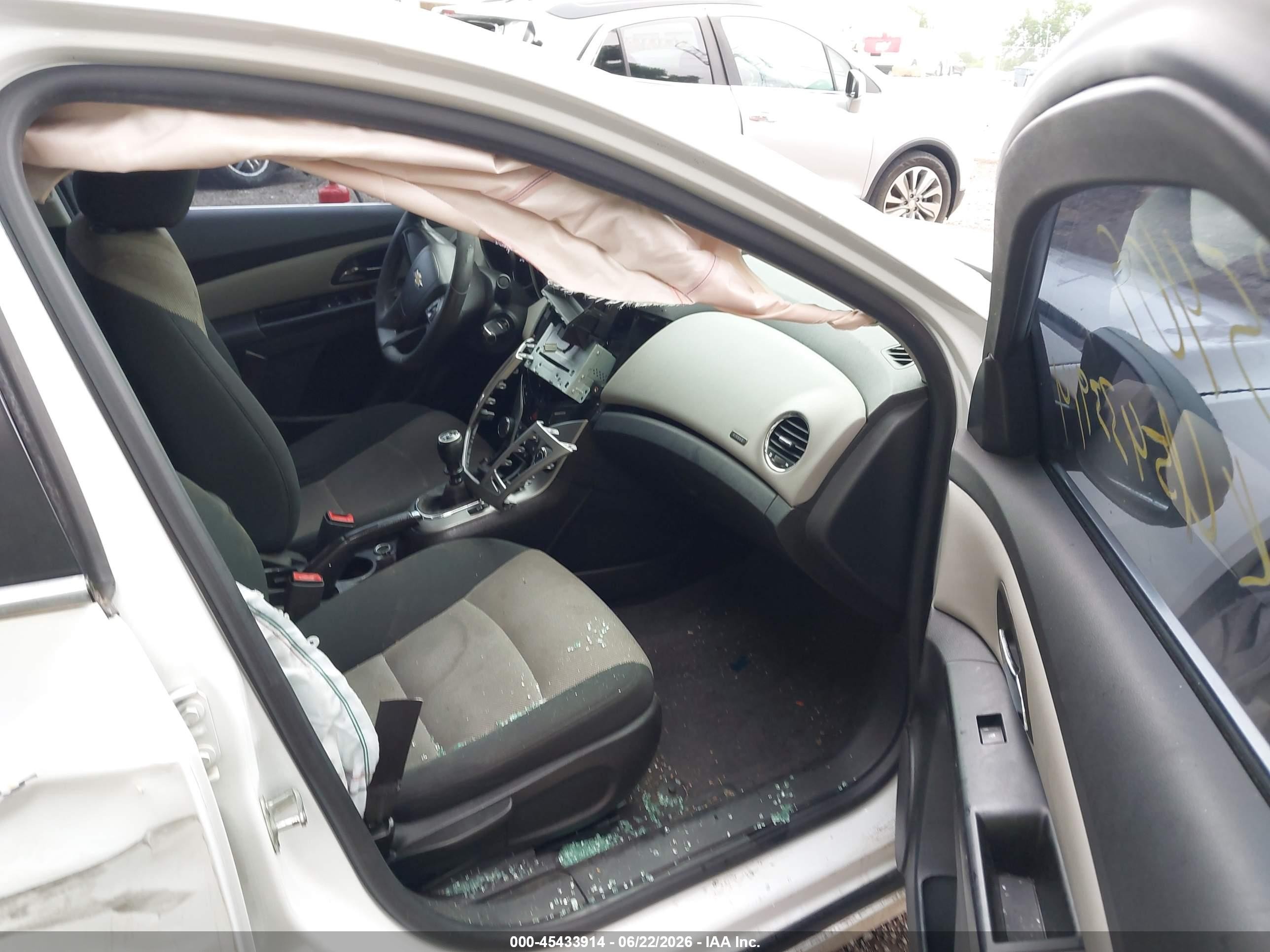 2012 Chevrolet Cruze Ls White vin: 1G1PD5SH9C7195409