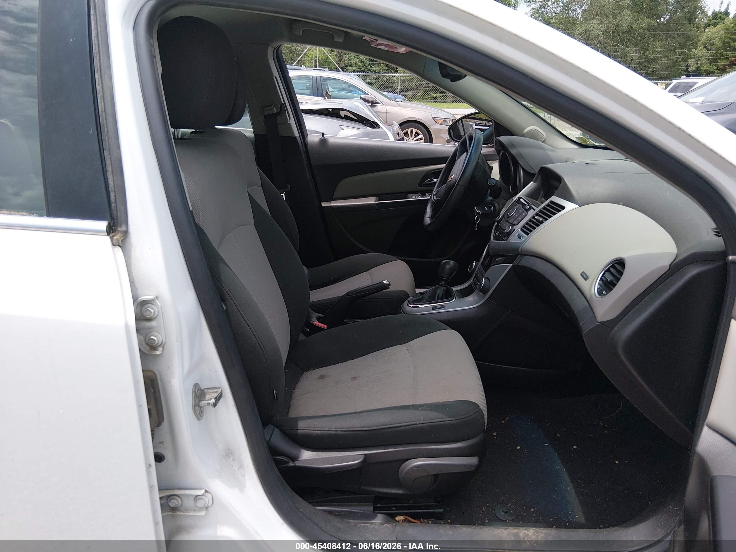 2011 Chevrolet Cruze Ls White vin: 1G1PD5SHXB7301686
