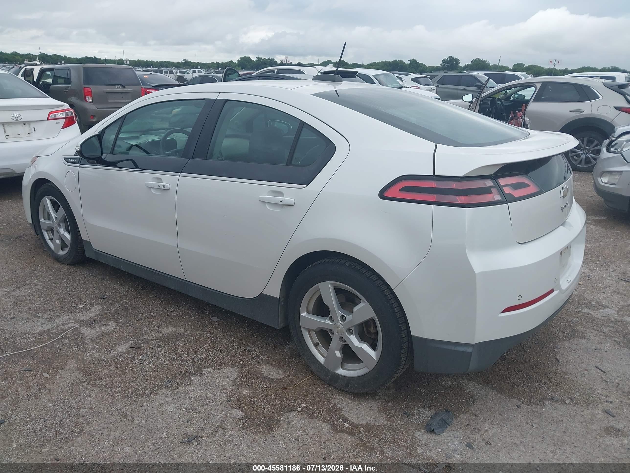 2015 Chevrolet Volt   White vin: 1G1RB6E40FU129415