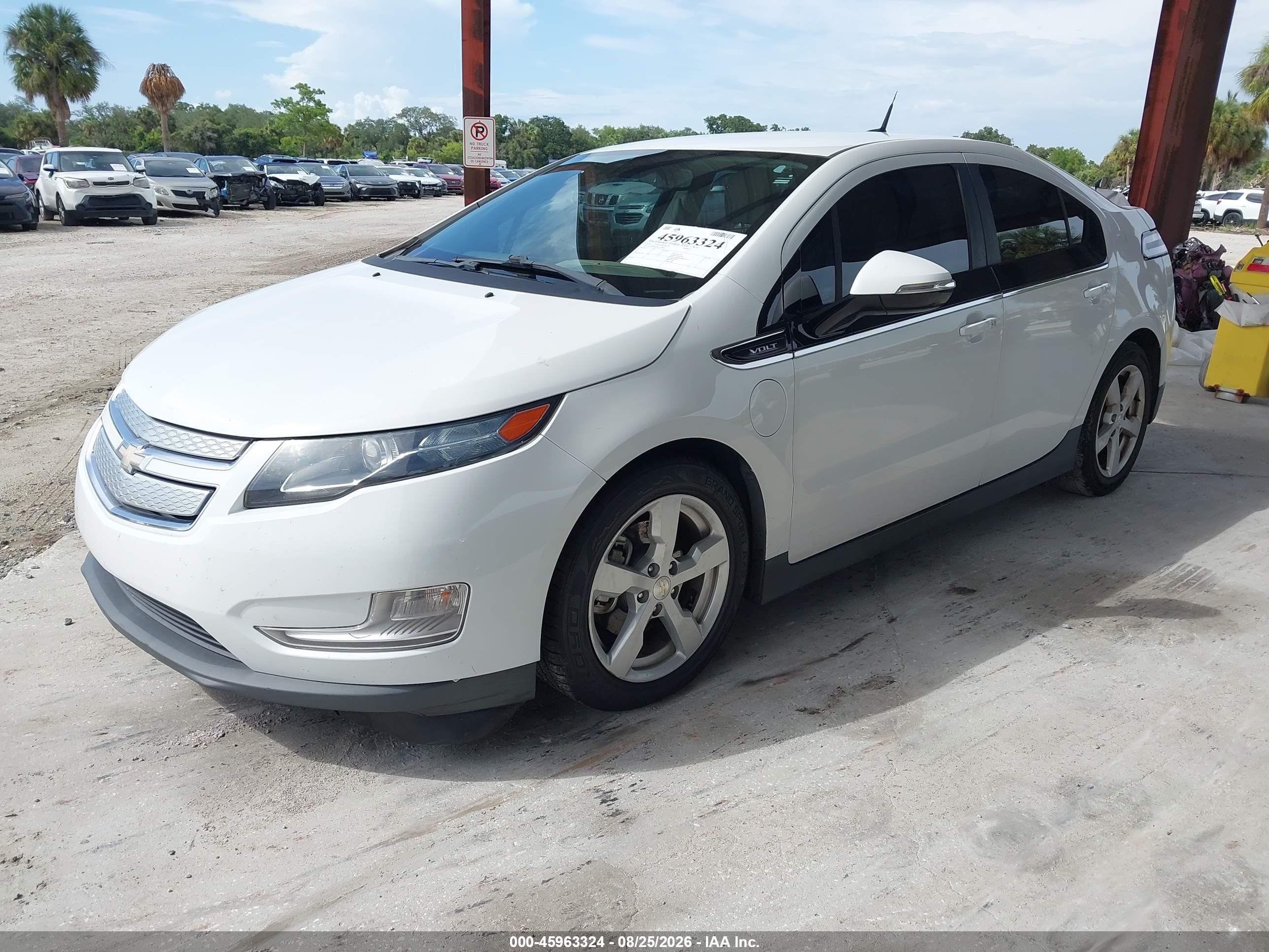 2014 Chevrolet Volt   White vin: 1G1RB6E45EU159945