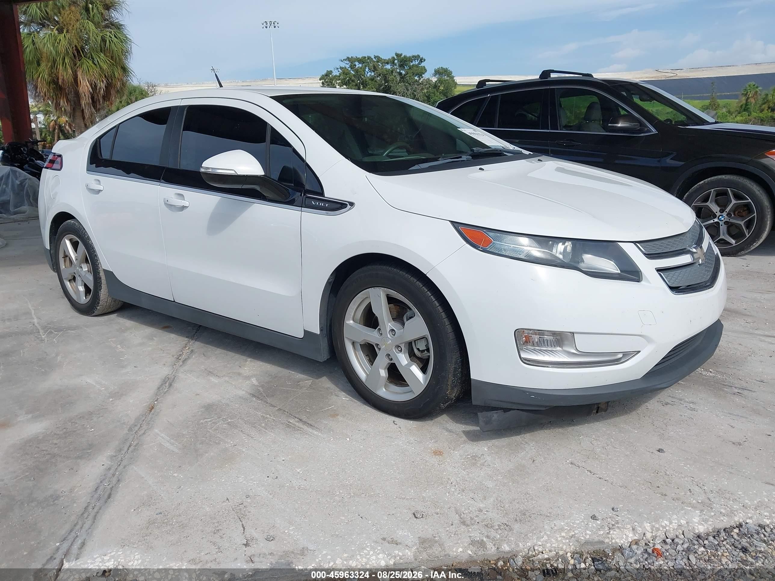 2014 Chevrolet Volt   White vin: 1G1RB6E45EU159945