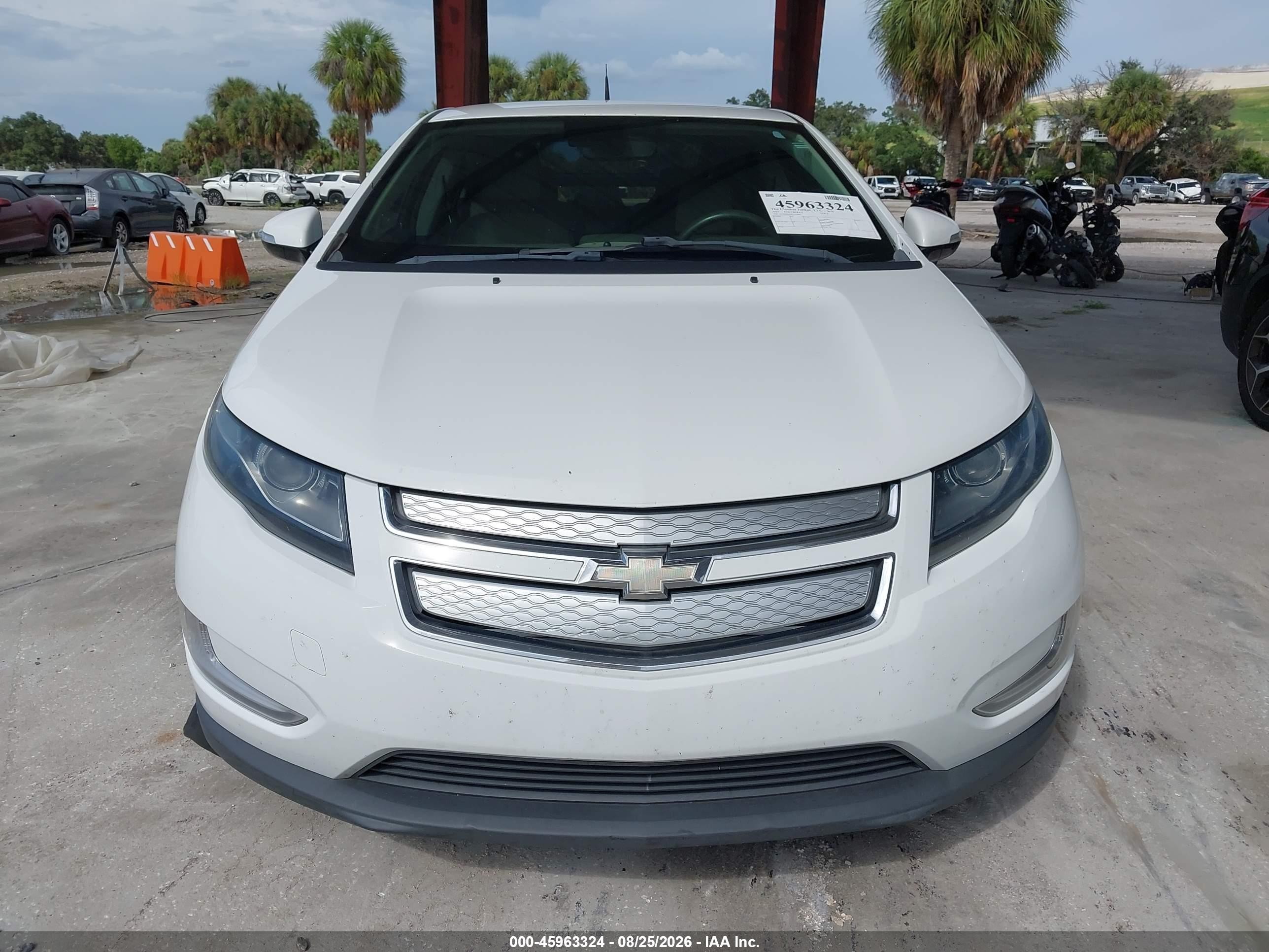 2014 Chevrolet Volt   White vin: 1G1RB6E45EU159945