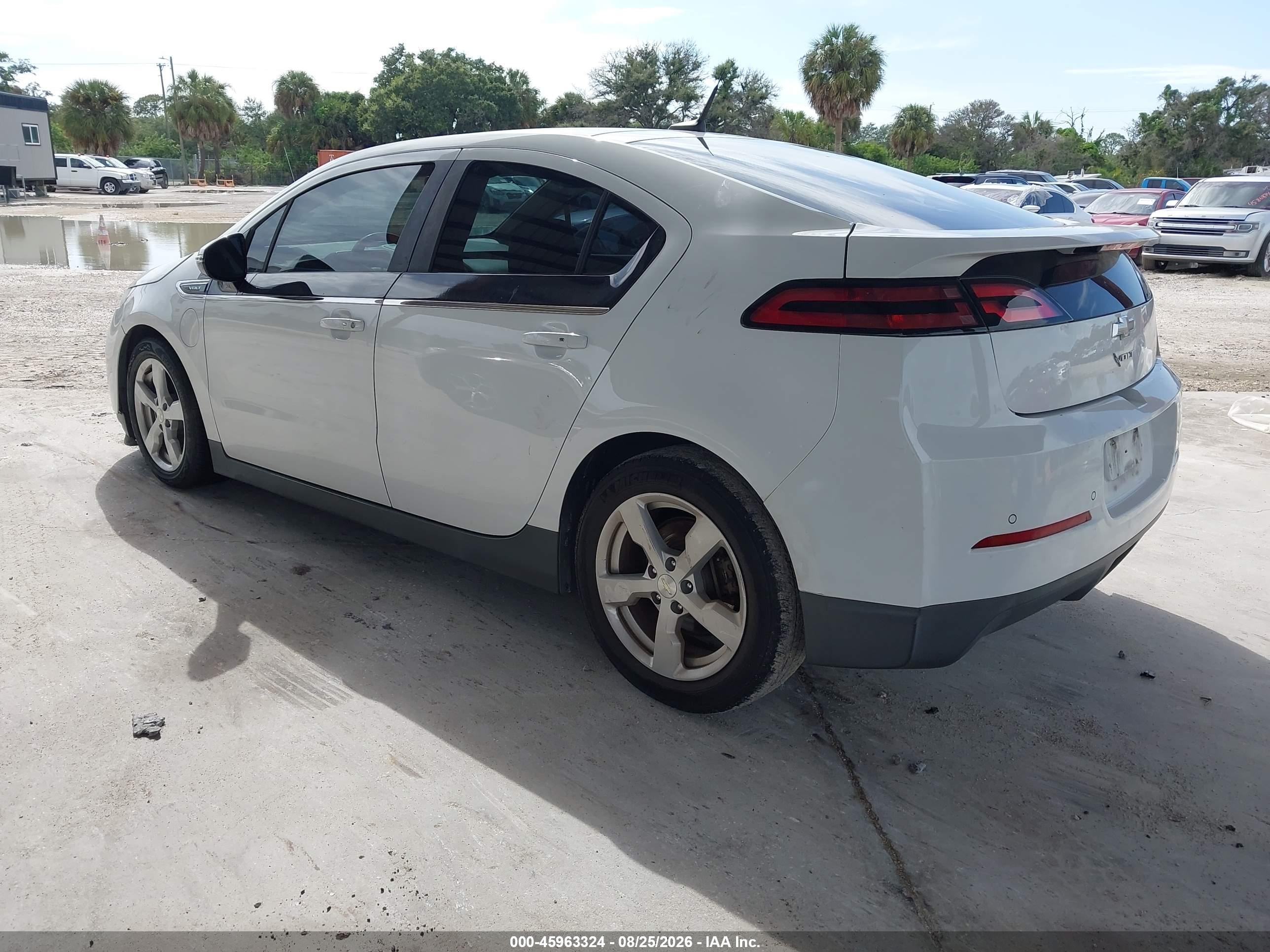 2014 Chevrolet Volt   White vin: 1G1RB6E45EU159945