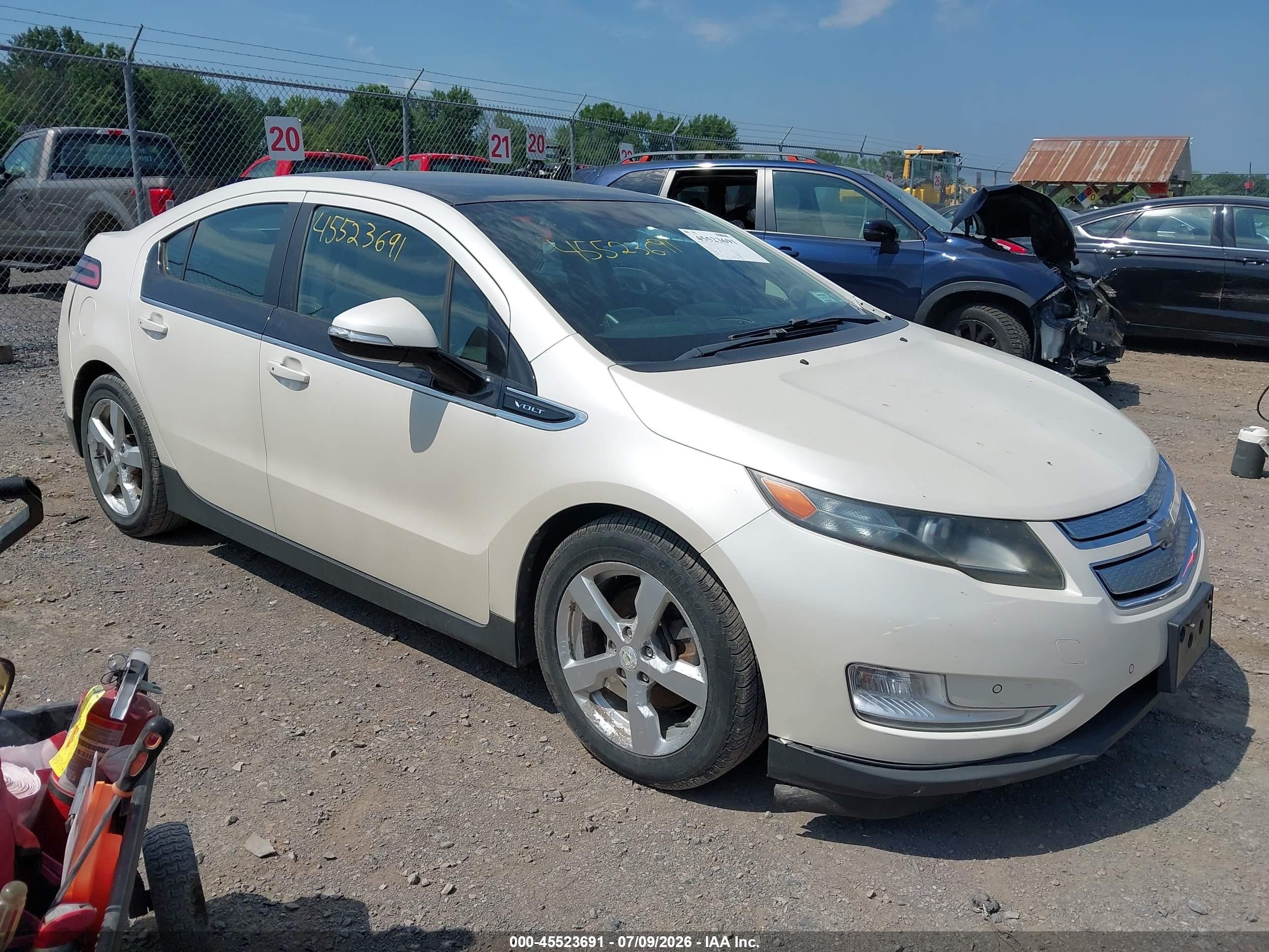 2012 Chevrolet Volt   White vin: 1G1RB6E4XCU105022