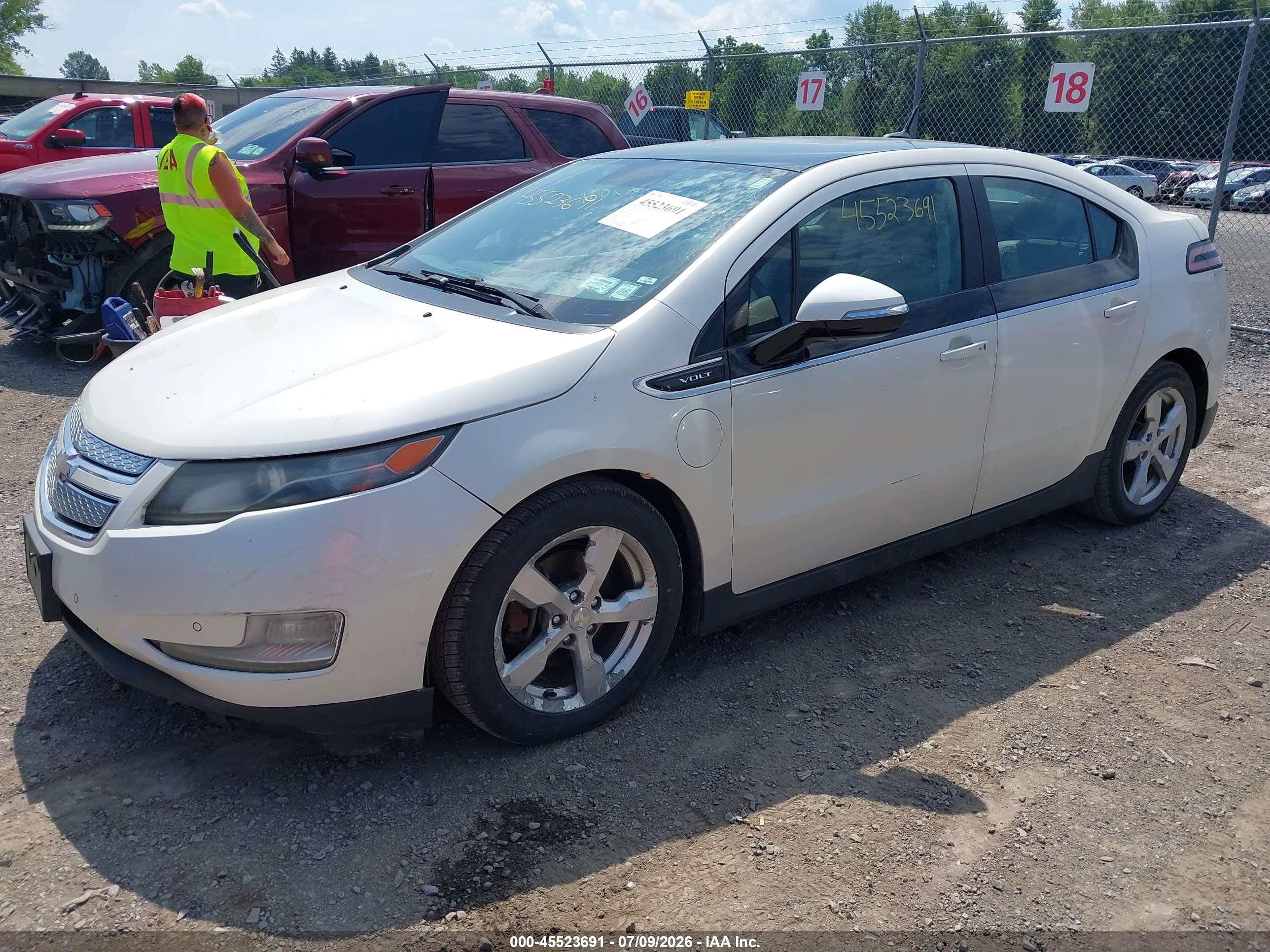 2012 Chevrolet Volt   White vin: 1G1RB6E4XCU105022