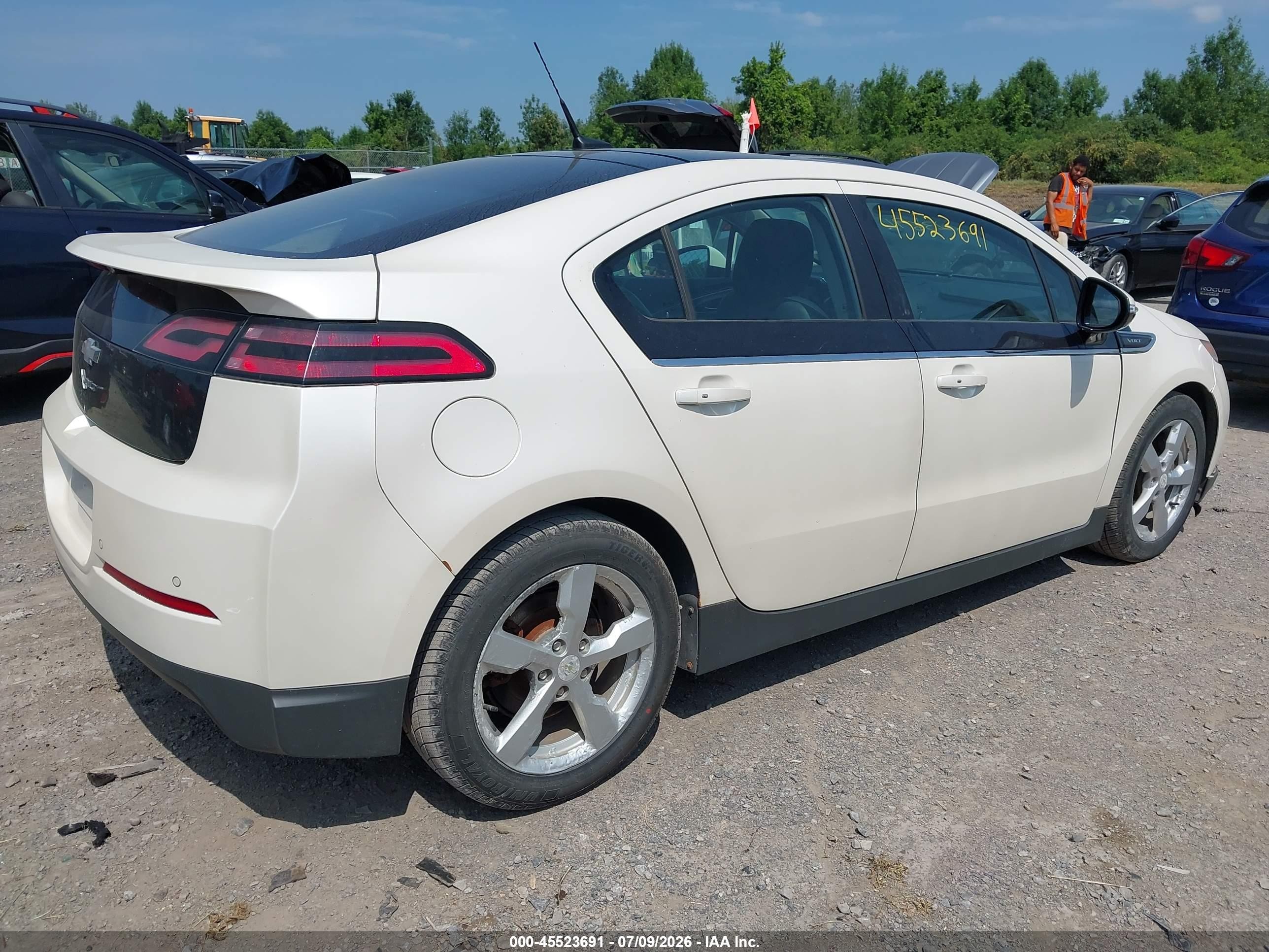 2012 Chevrolet Volt   White vin: 1G1RB6E4XCU105022