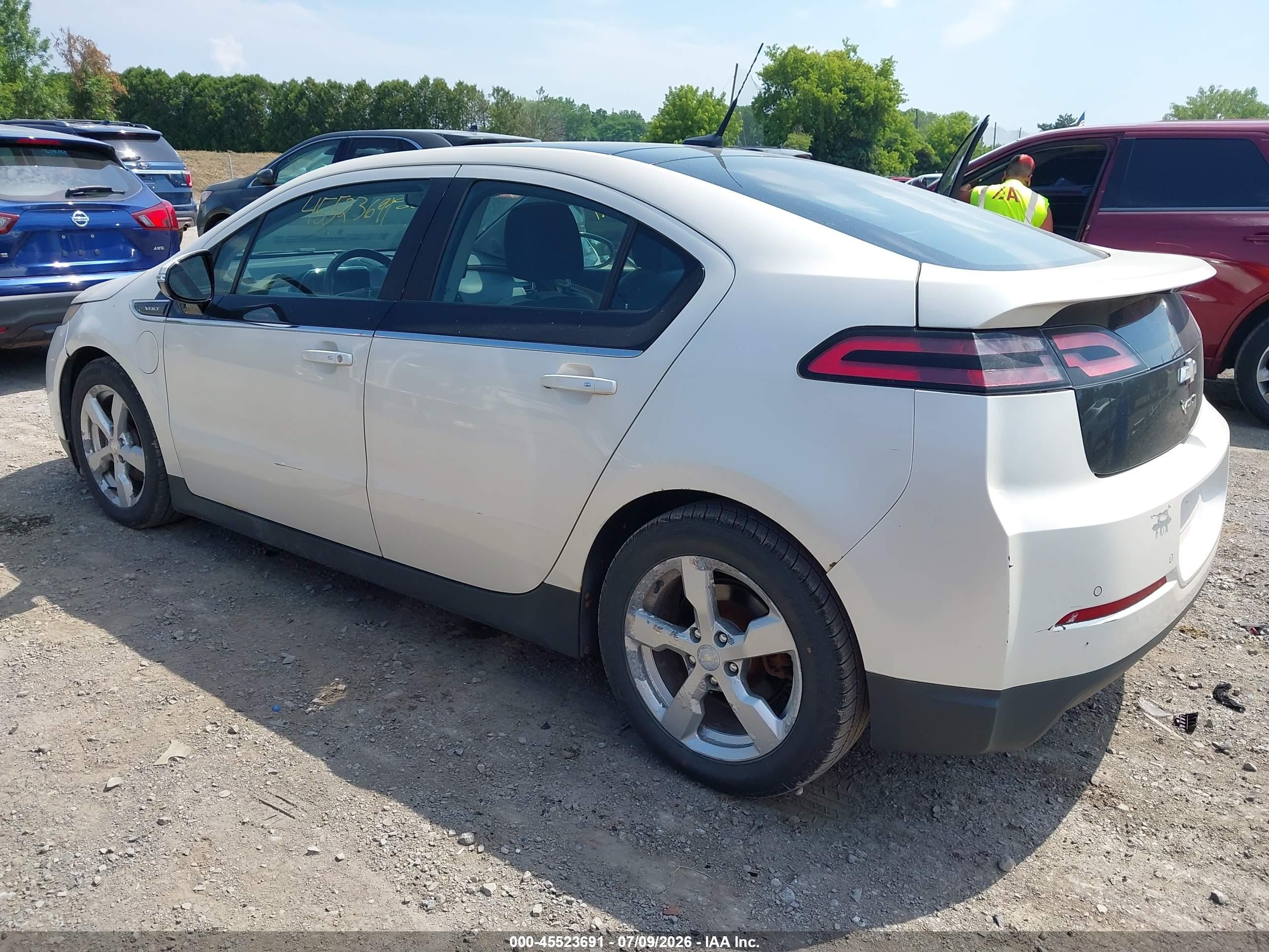 2012 Chevrolet Volt   White vin: 1G1RB6E4XCU105022