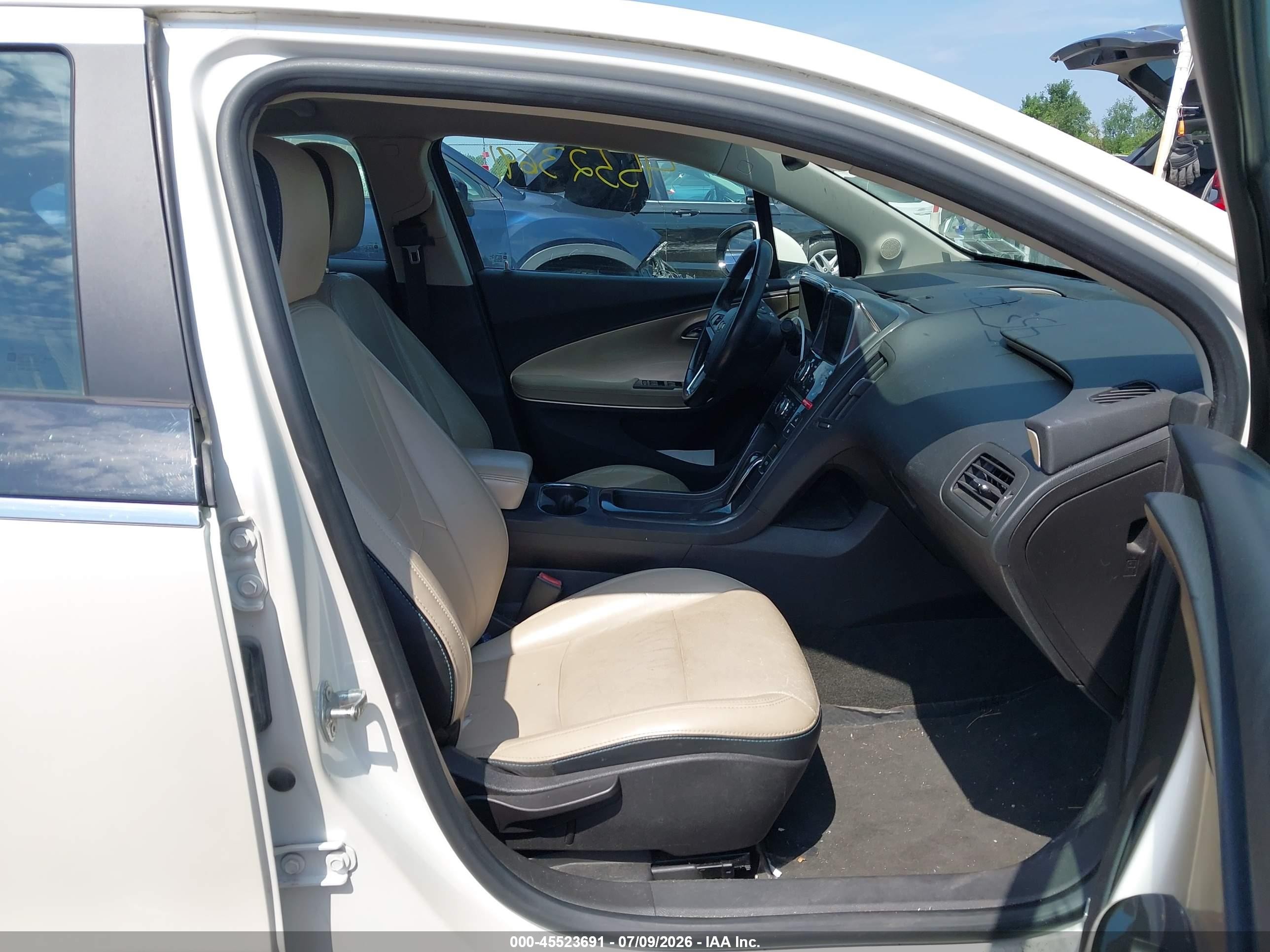 2012 Chevrolet Volt   White vin: 1G1RB6E4XCU105022
