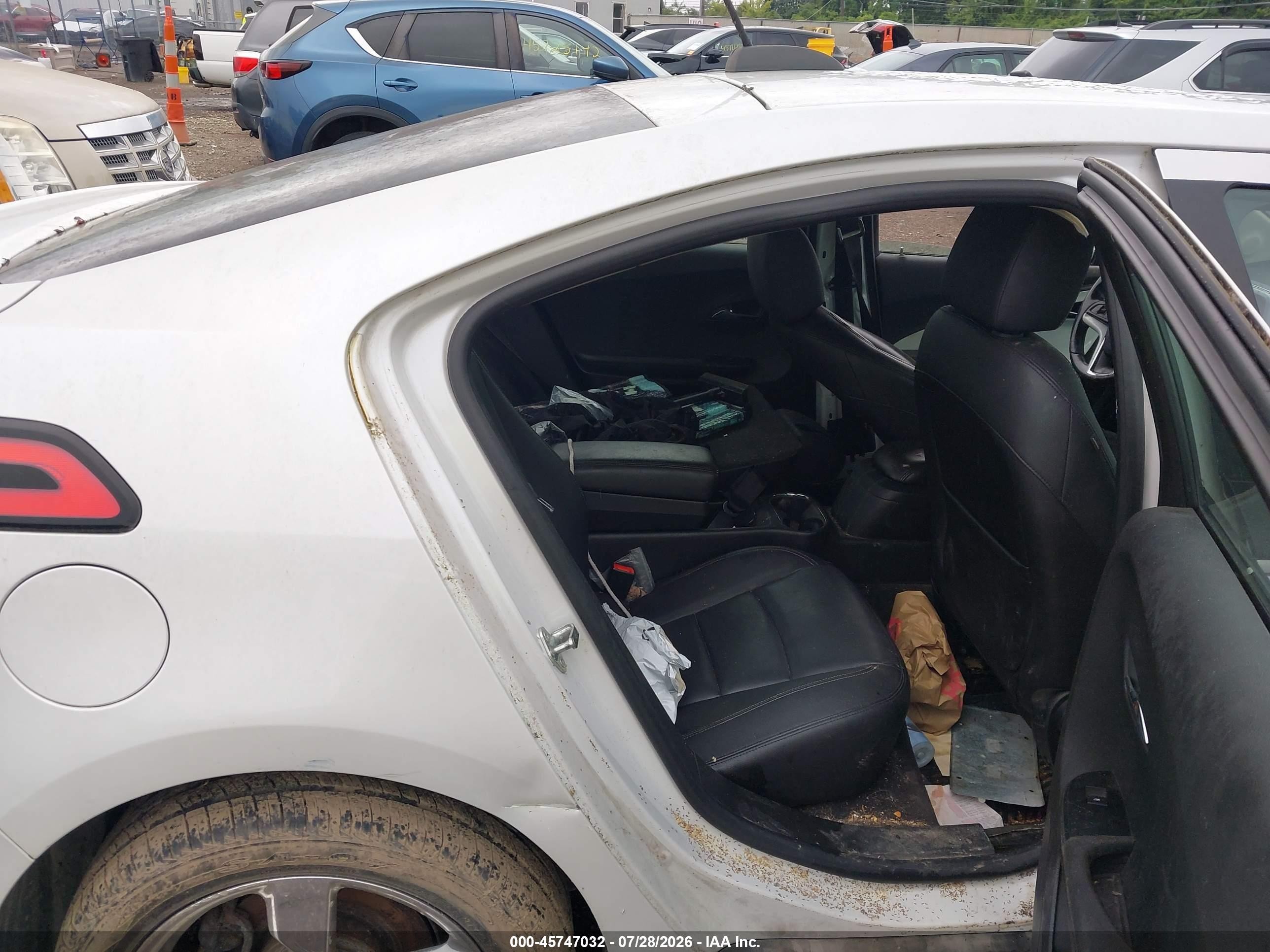 2015 Chevrolet Volt   Белый vin: 1G1RB6E4XFU107759