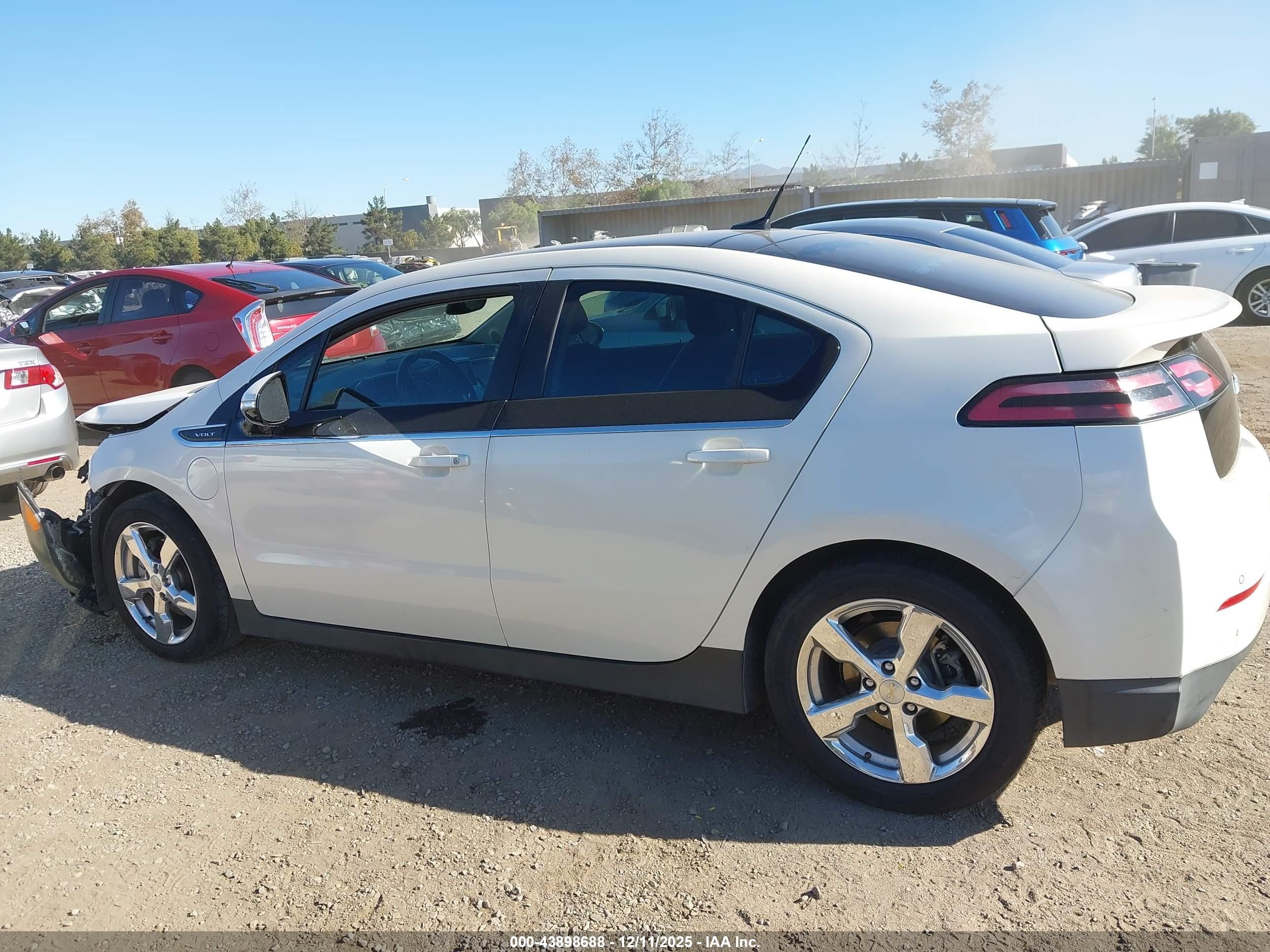2011 Chevrolet Volt   White vin: 1G1RD6E42BU101040