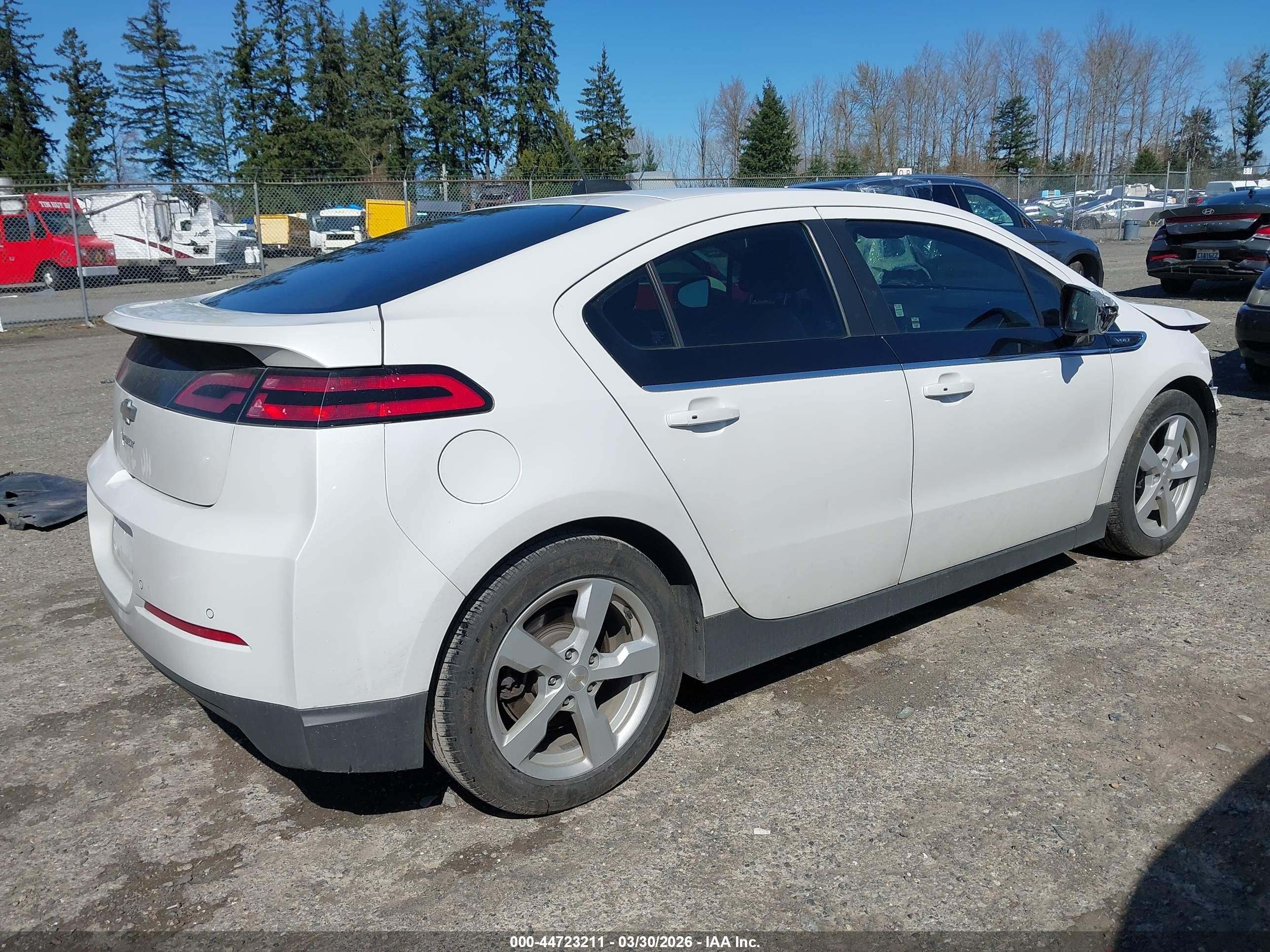 2015 Chevrolet Volt   White vin: 1G1RD6E49FU117208
